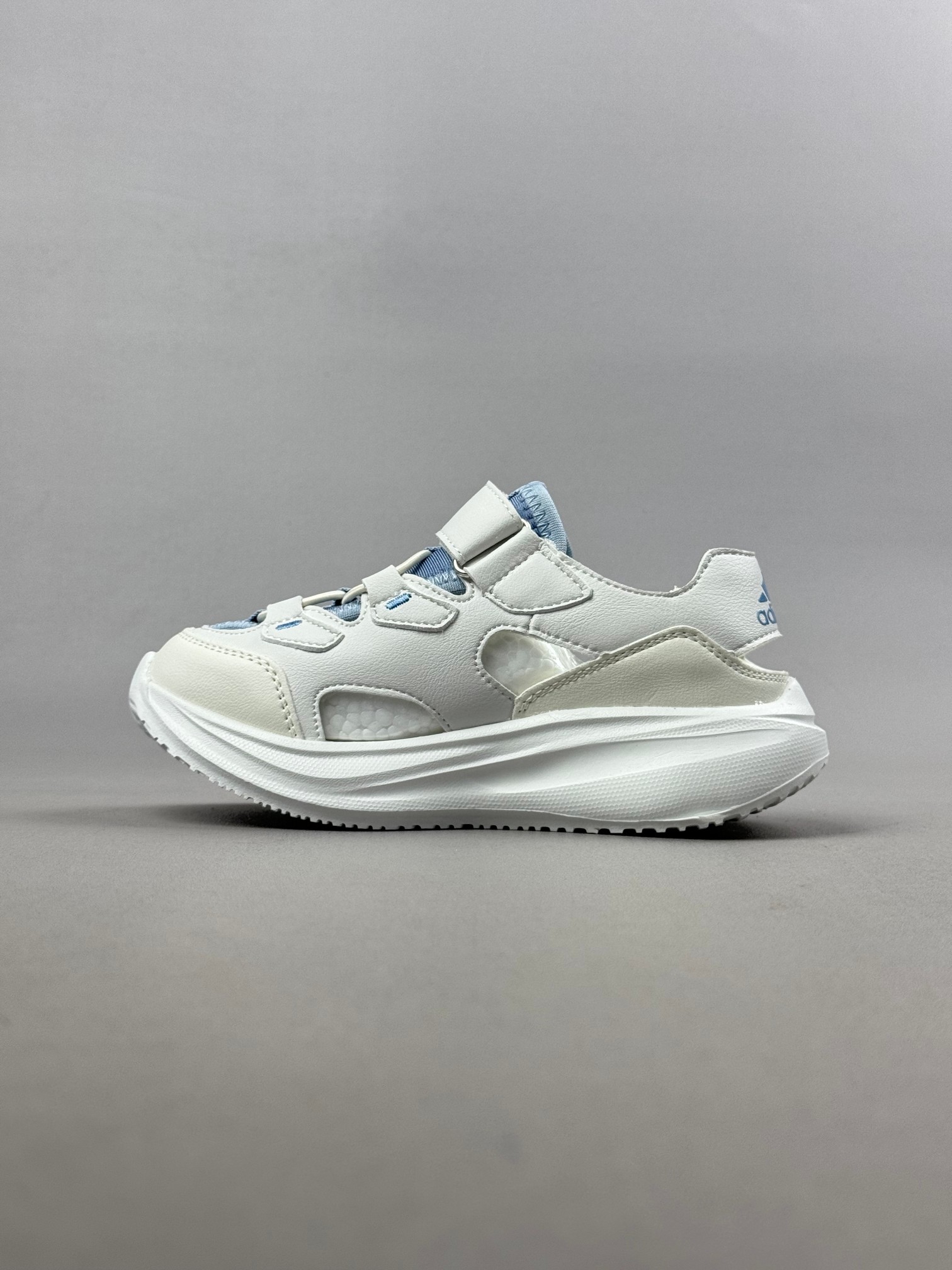 Adidas夏日穿搭凉鞋 夏季必备 采用质感柔软且出众回弹的MD大底， 缔造非凡舒适的日常穿着体验 助你保持活力 ， 鞋身立体感强 鞋身包边弧度 平顺 。 尺码：26——35。-选品中心