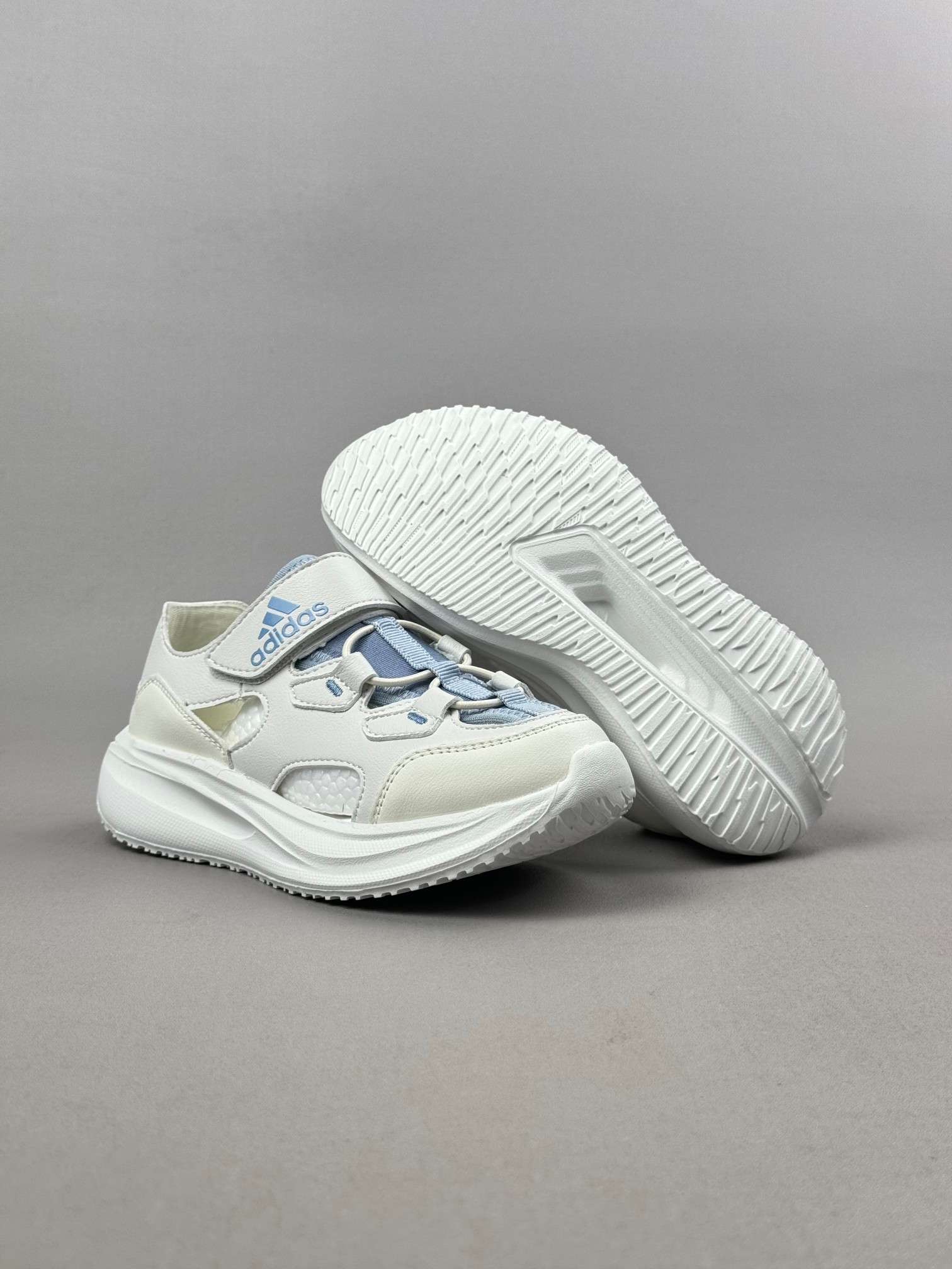 图片[4]-Adidas夏日穿搭凉鞋 夏季必备 采用质感柔软且出众回弹的MD大底， 缔造非凡舒适的日常穿着体验 助你保持活力 ， 鞋身立体感强 鞋身包边弧度 平顺 。 尺码：26——35。-选品中心