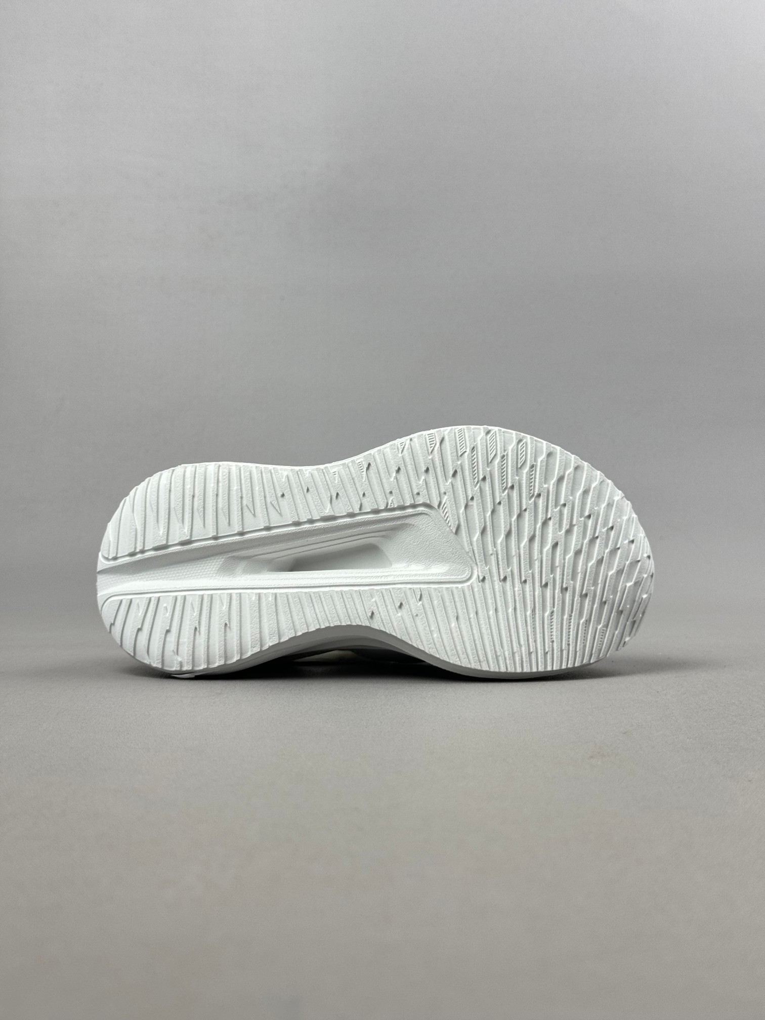 图片[3]-Adidas夏日穿搭凉鞋 夏季必备 采用质感柔软且出众回弹的MD大底， 缔造非凡舒适的日常穿着体验 助你保持活力 ， 鞋身立体感强 鞋身包边弧度 平顺 。 尺码：26——35。-选品中心