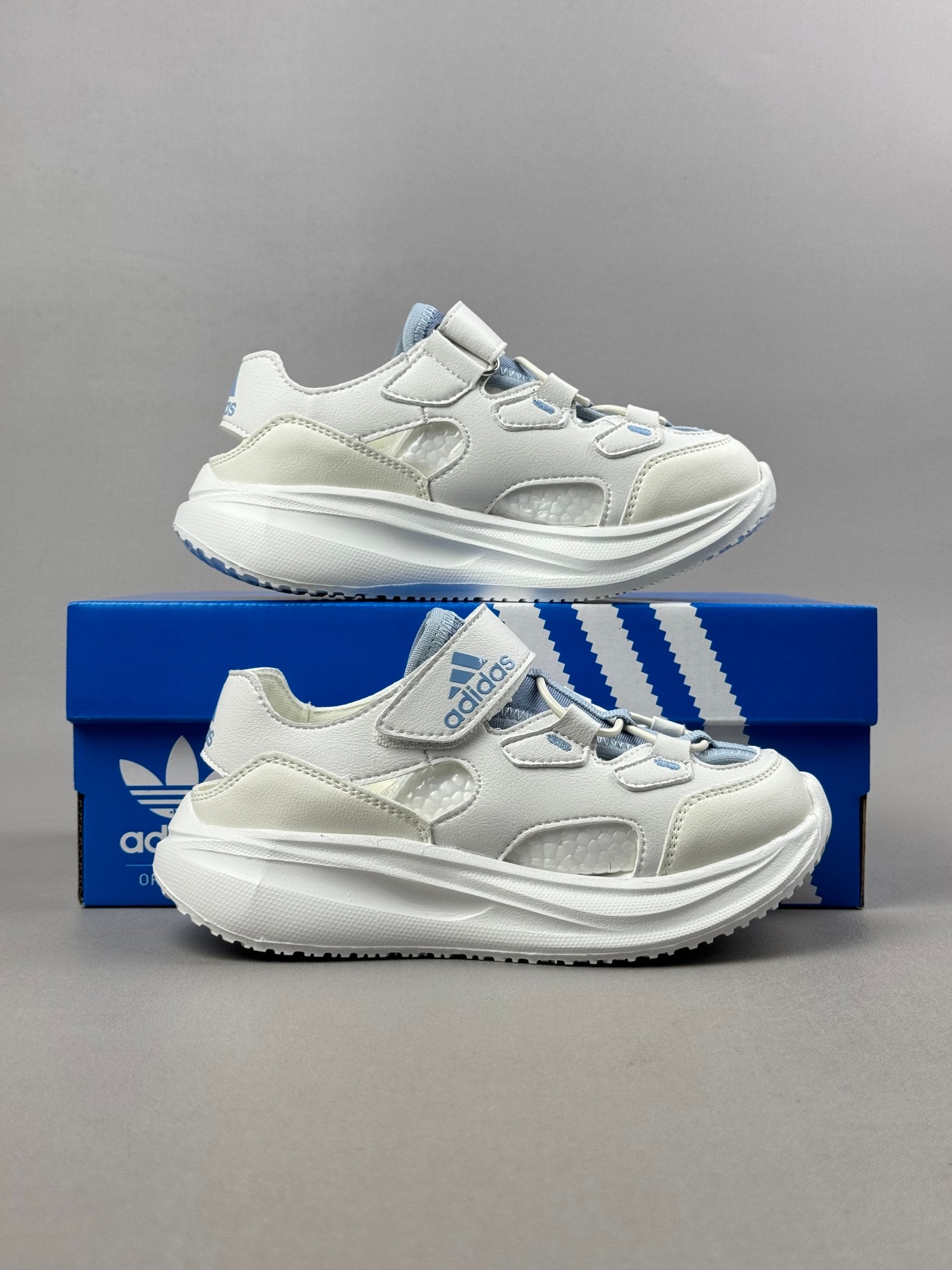 图片[8]-Adidas夏日穿搭凉鞋 夏季必备 采用质感柔软且出众回弹的MD大底， 缔造非凡舒适的日常穿着体验 助你保持活力 ， 鞋身立体感强 鞋身包边弧度 平顺 。 尺码：26——35。-选品中心