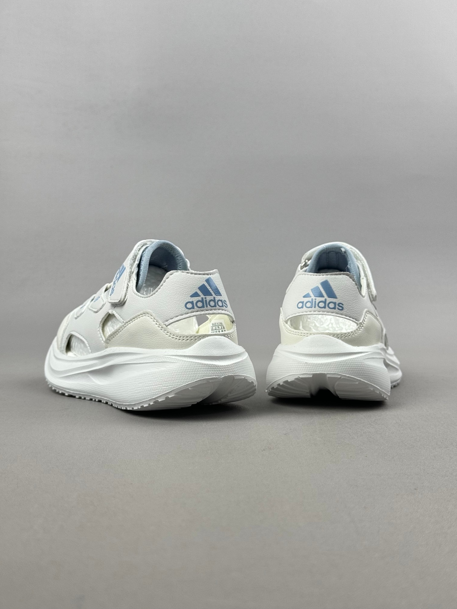 图片[6]-Adidas夏日穿搭凉鞋 夏季必备 采用质感柔软且出众回弹的MD大底， 缔造非凡舒适的日常穿着体验 助你保持活力 ， 鞋身立体感强 鞋身包边弧度 平顺 。 尺码：26——35。-选品中心