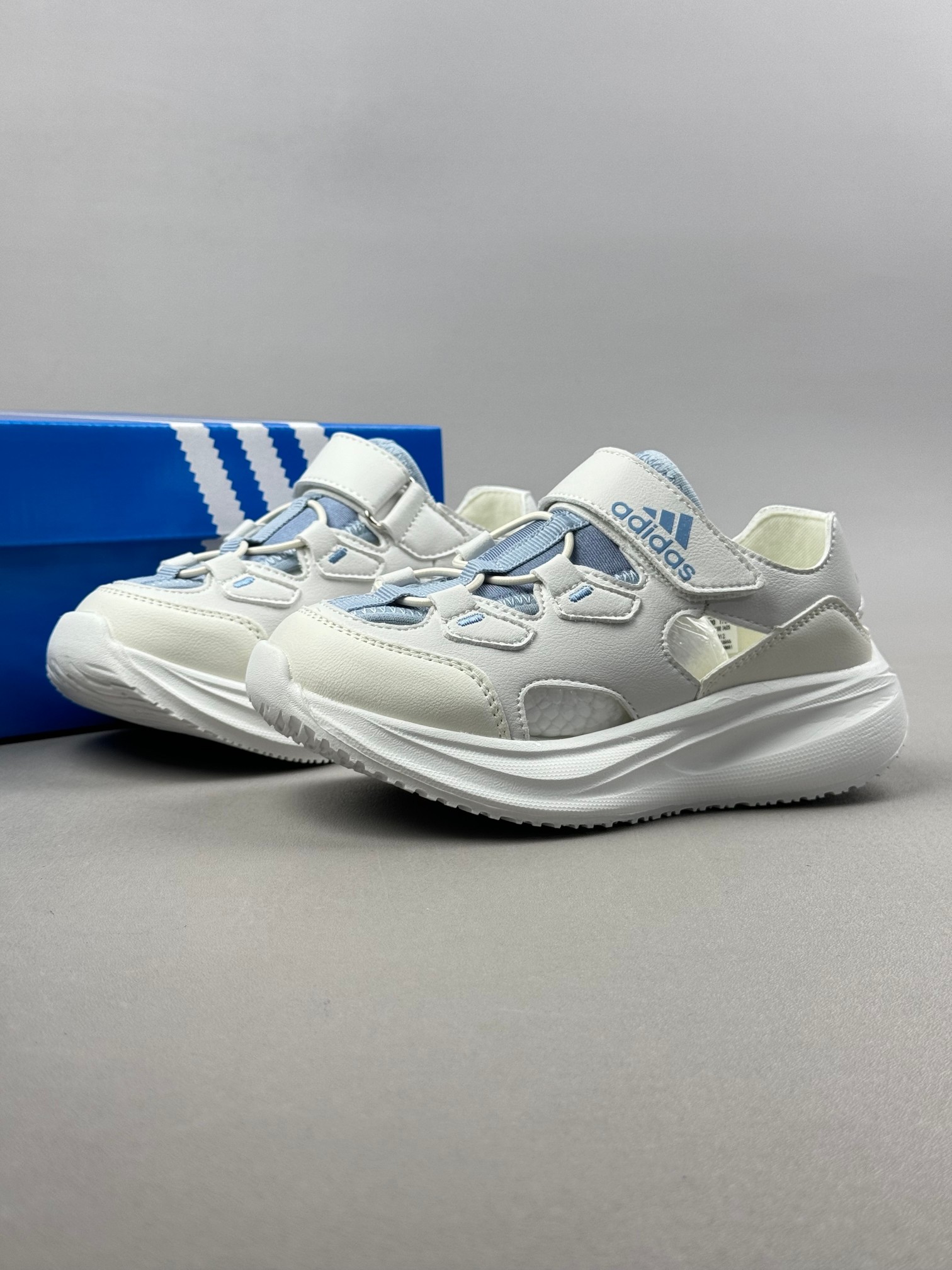 图片[7]-Adidas夏日穿搭凉鞋 夏季必备 采用质感柔软且出众回弹的MD大底， 缔造非凡舒适的日常穿着体验 助你保持活力 ， 鞋身立体感强 鞋身包边弧度 平顺 。 尺码：26——35。-选品中心