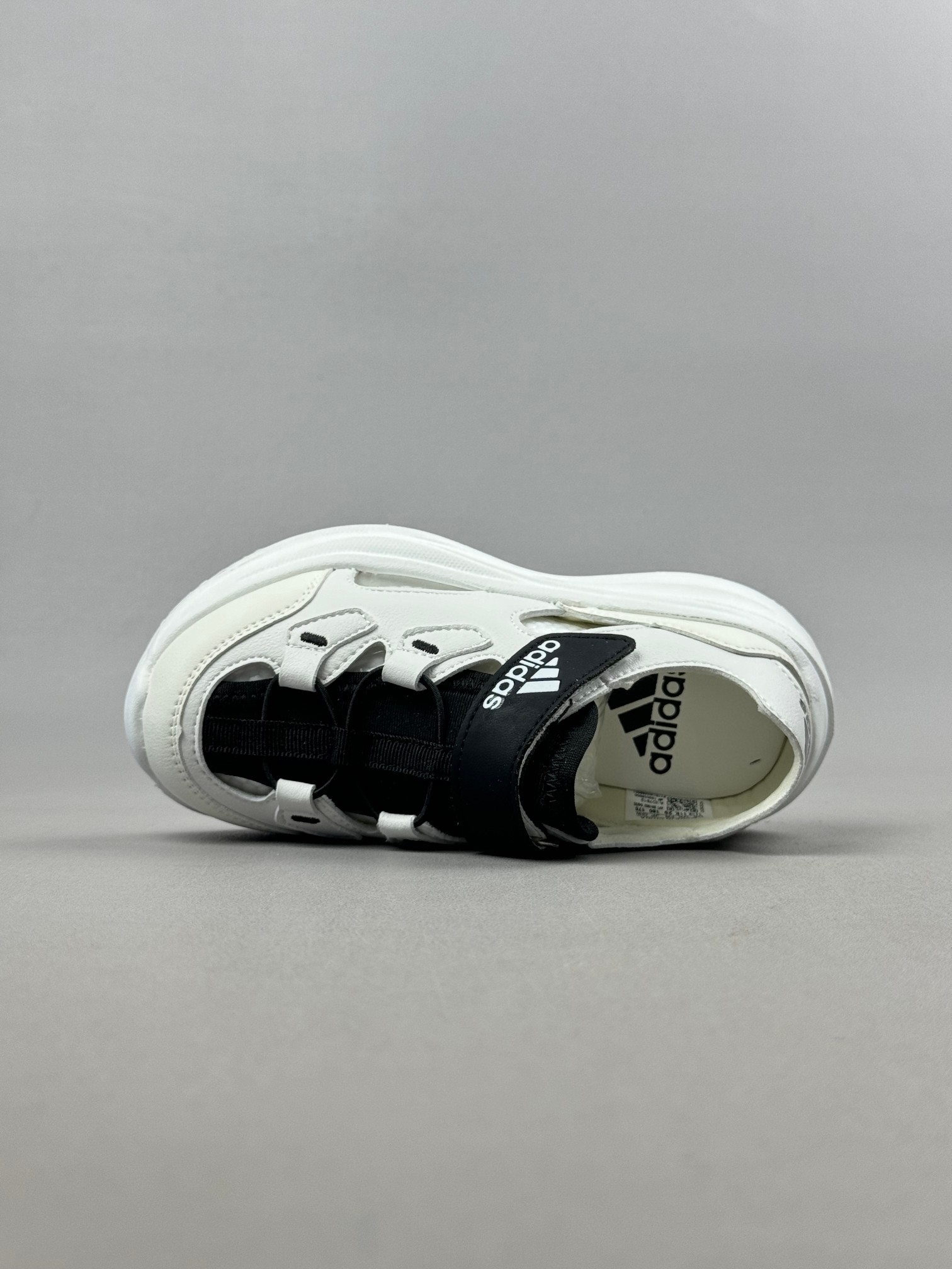 图片[3]-Adidas夏日穿搭凉鞋 夏季必备 采用质感柔软且出众回弹的MD大底， 缔造非凡舒适的日常穿着体验 助你保持活力 ， 鞋身立体感强 鞋身包边弧度 平顺 。 尺码：26——35。-选品中心