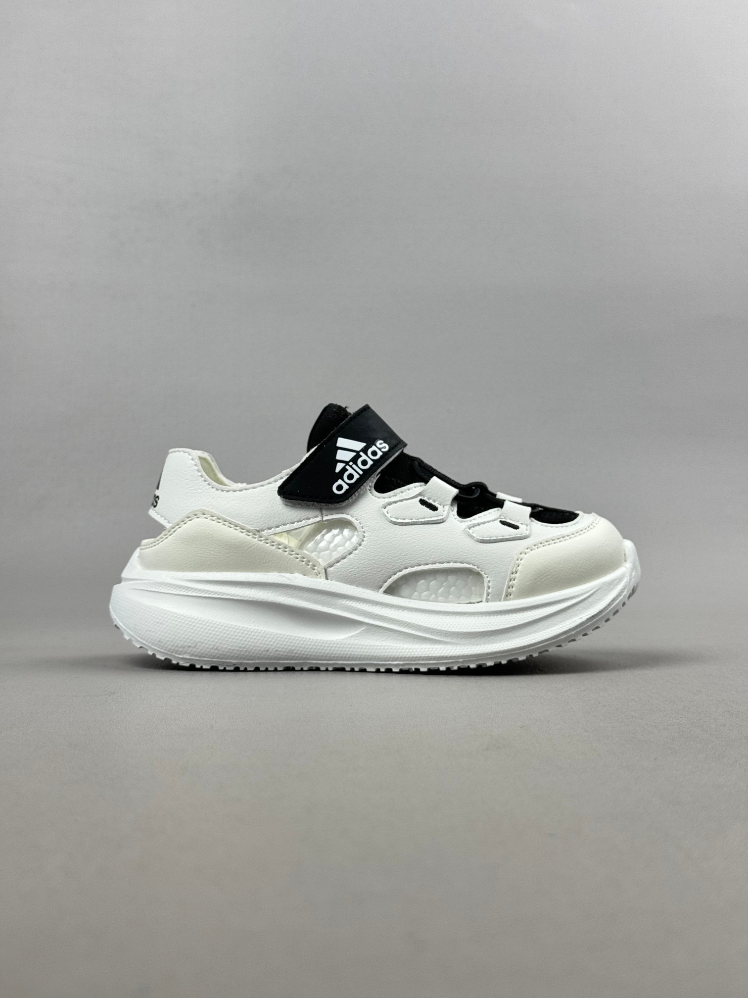 Adidas夏日穿搭凉鞋 夏季必备 采用质感柔软且出众回弹的MD大底， 缔造非凡舒适的日常穿着体验 助你保持活力 ， 鞋身立体感强 鞋身包边弧度 平顺 。 尺码：26——35。-选品中心