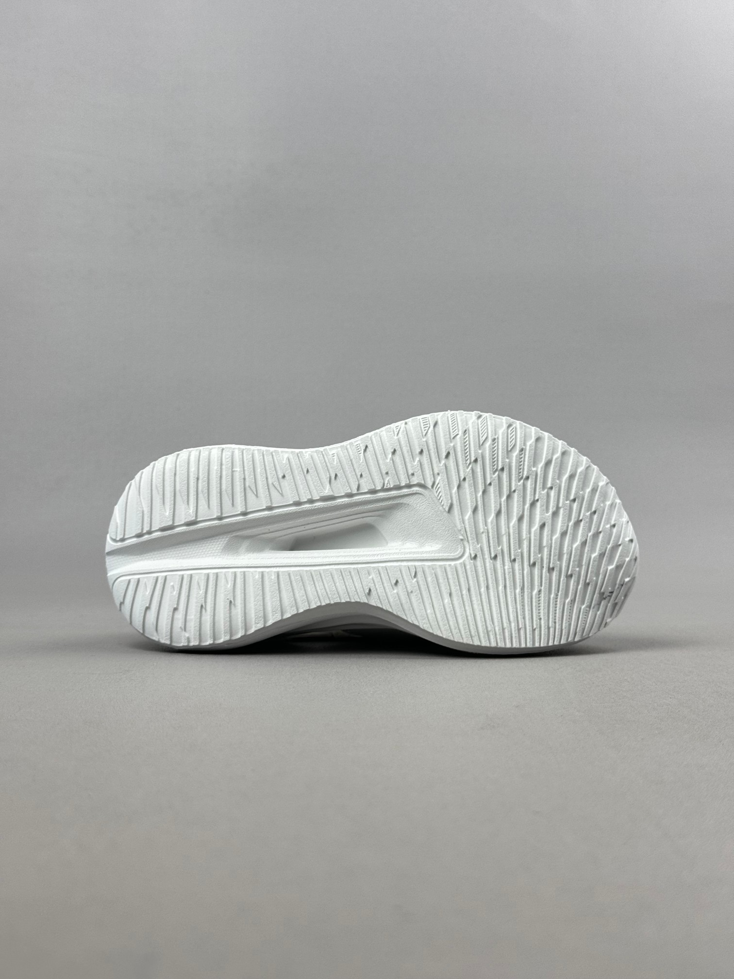 图片[4]-Adidas夏日穿搭凉鞋 夏季必备 采用质感柔软且出众回弹的MD大底， 缔造非凡舒适的日常穿着体验 助你保持活力 ， 鞋身立体感强 鞋身包边弧度 平顺 。 尺码：26——35。-选品中心