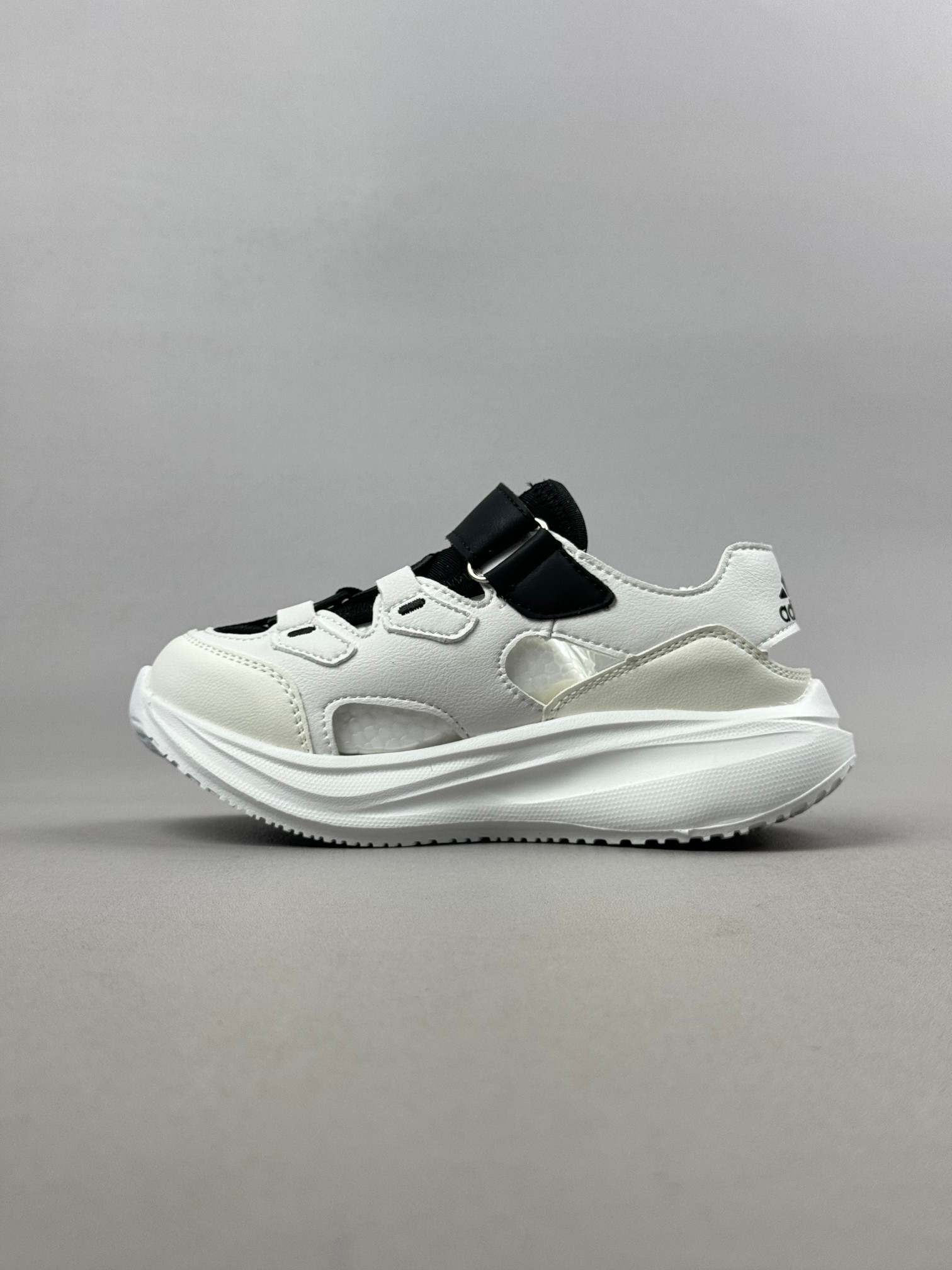 图片[2]-Adidas夏日穿搭凉鞋 夏季必备 采用质感柔软且出众回弹的MD大底， 缔造非凡舒适的日常穿着体验 助你保持活力 ， 鞋身立体感强 鞋身包边弧度 平顺 。 尺码：26——35。-选品中心