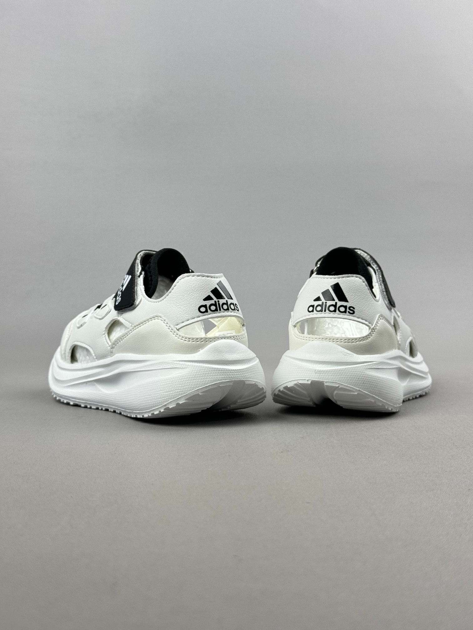 图片[5]-Adidas夏日穿搭凉鞋 夏季必备 采用质感柔软且出众回弹的MD大底， 缔造非凡舒适的日常穿着体验 助你保持活力 ， 鞋身立体感强 鞋身包边弧度 平顺 。 尺码：26——35。-选品中心