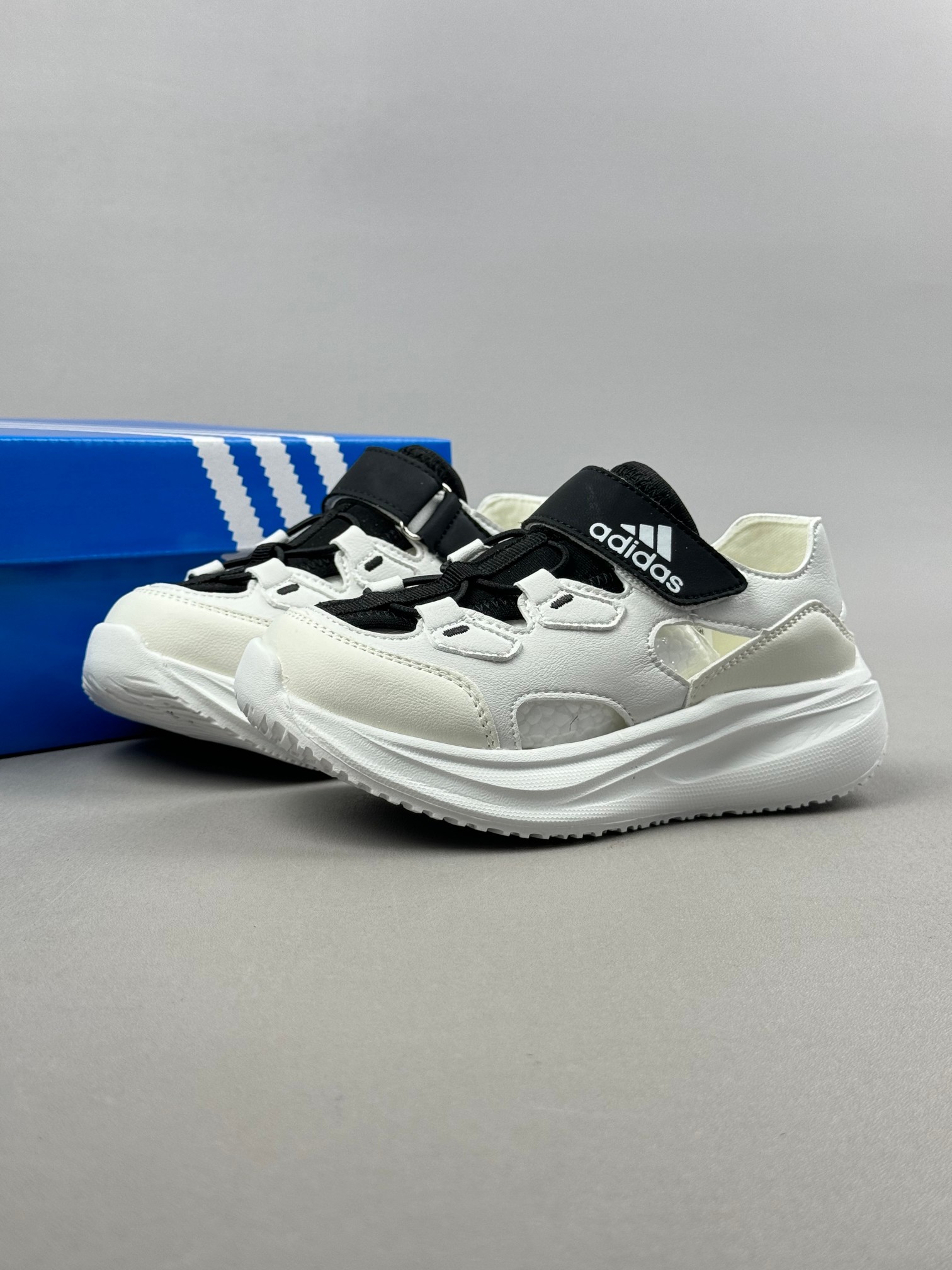 图片[8]-Adidas夏日穿搭凉鞋 夏季必备 采用质感柔软且出众回弹的MD大底， 缔造非凡舒适的日常穿着体验 助你保持活力 ， 鞋身立体感强 鞋身包边弧度 平顺 。 尺码：26——35。-选品中心