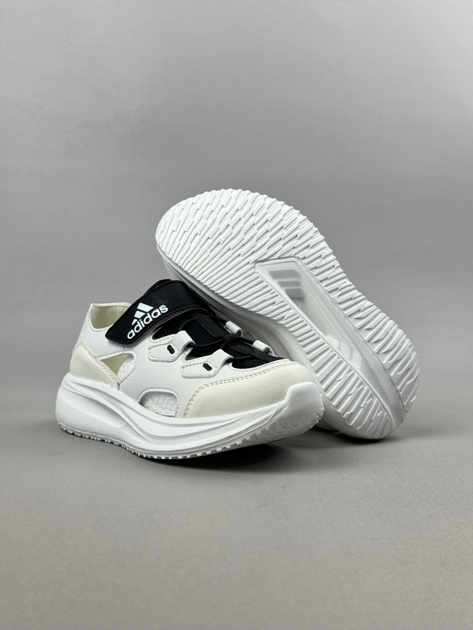 图片[6]-Adidas夏日穿搭凉鞋 夏季必备 采用质感柔软且出众回弹的MD大底， 缔造非凡舒适的日常穿着体验 助你保持活力 ， 鞋身立体感强 鞋身包边弧度 平顺 。 尺码：26——35。-选品中心