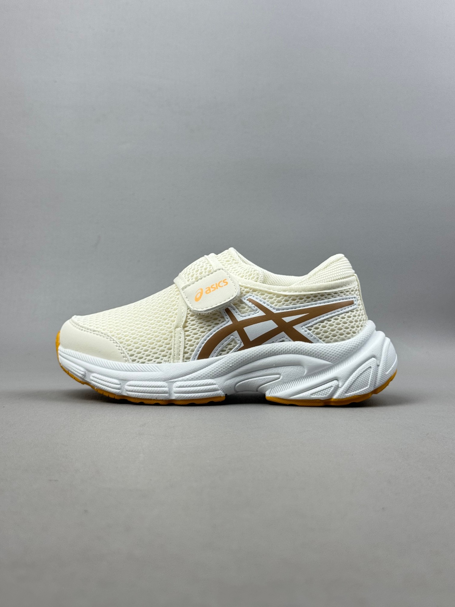 Asics / 亚瑟士运动休闲透气专业跑鞋   #鞋面采用头层皮与网布拼接 透气舒适兼具休闲时尚 结合简明的配色 展现品牌的传承及引领复古流行的主题 虎爪造型的LOGO  #鞋身稳定包裹系统 支撑鞋身 经典宽大鞋型配备防偏移设计提升包裹性 穿着舒适鞋面透气孔设计 提供透气性  尺码：26——35。-选品中心