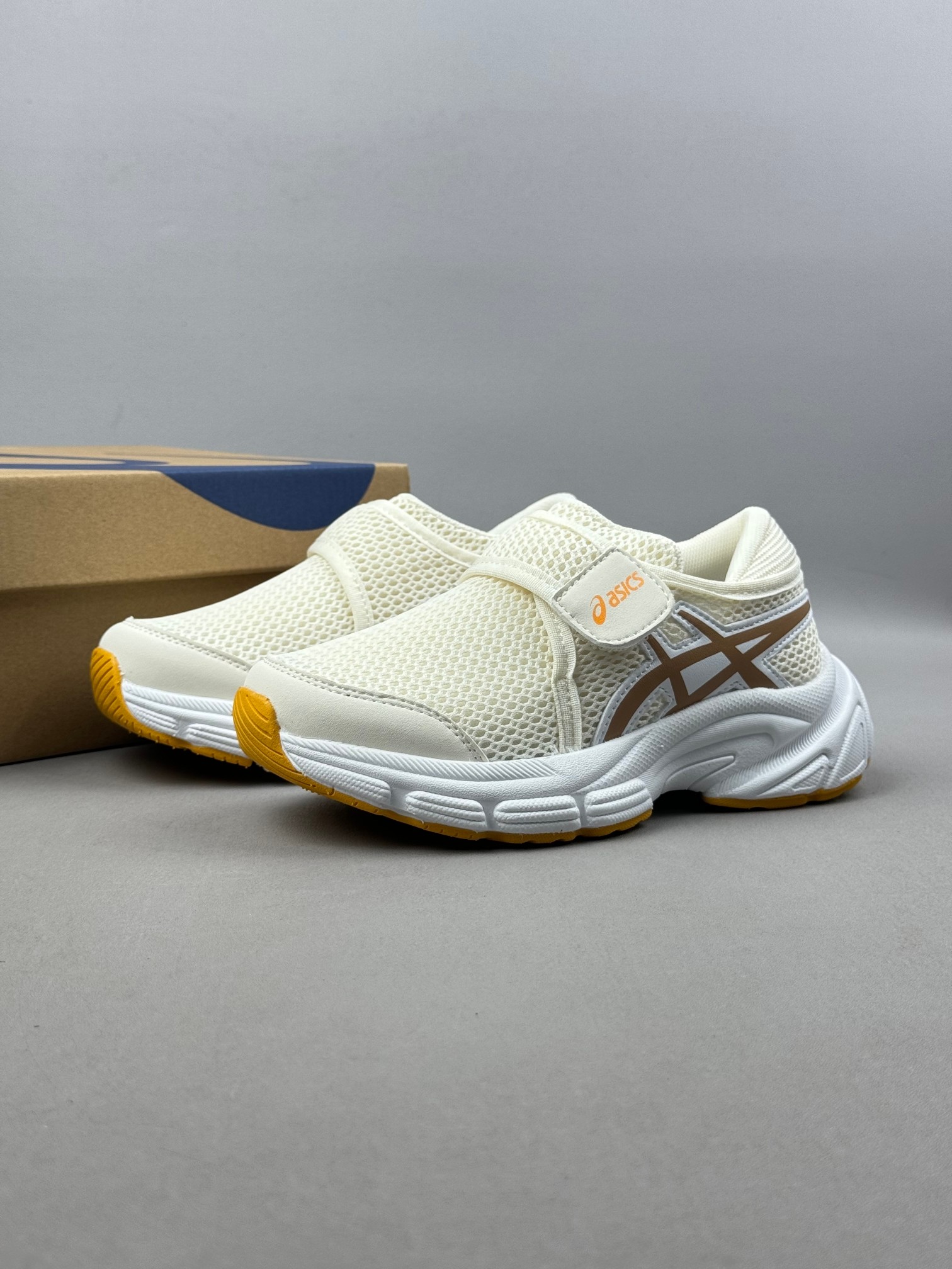 图片[8]-Asics / 亚瑟士运动休闲透气专业跑鞋   #鞋面采用头层皮与网布拼接 透气舒适兼具休闲时尚 结合简明的配色 展现品牌的传承及引领复古流行的主题 虎爪造型的LOGO  #鞋身稳定包裹系统 支撑鞋身 经典宽大鞋型配备防偏移设计提升包裹性 穿着舒适鞋面透气孔设计 提供透气性  尺码：26——35。-选品中心