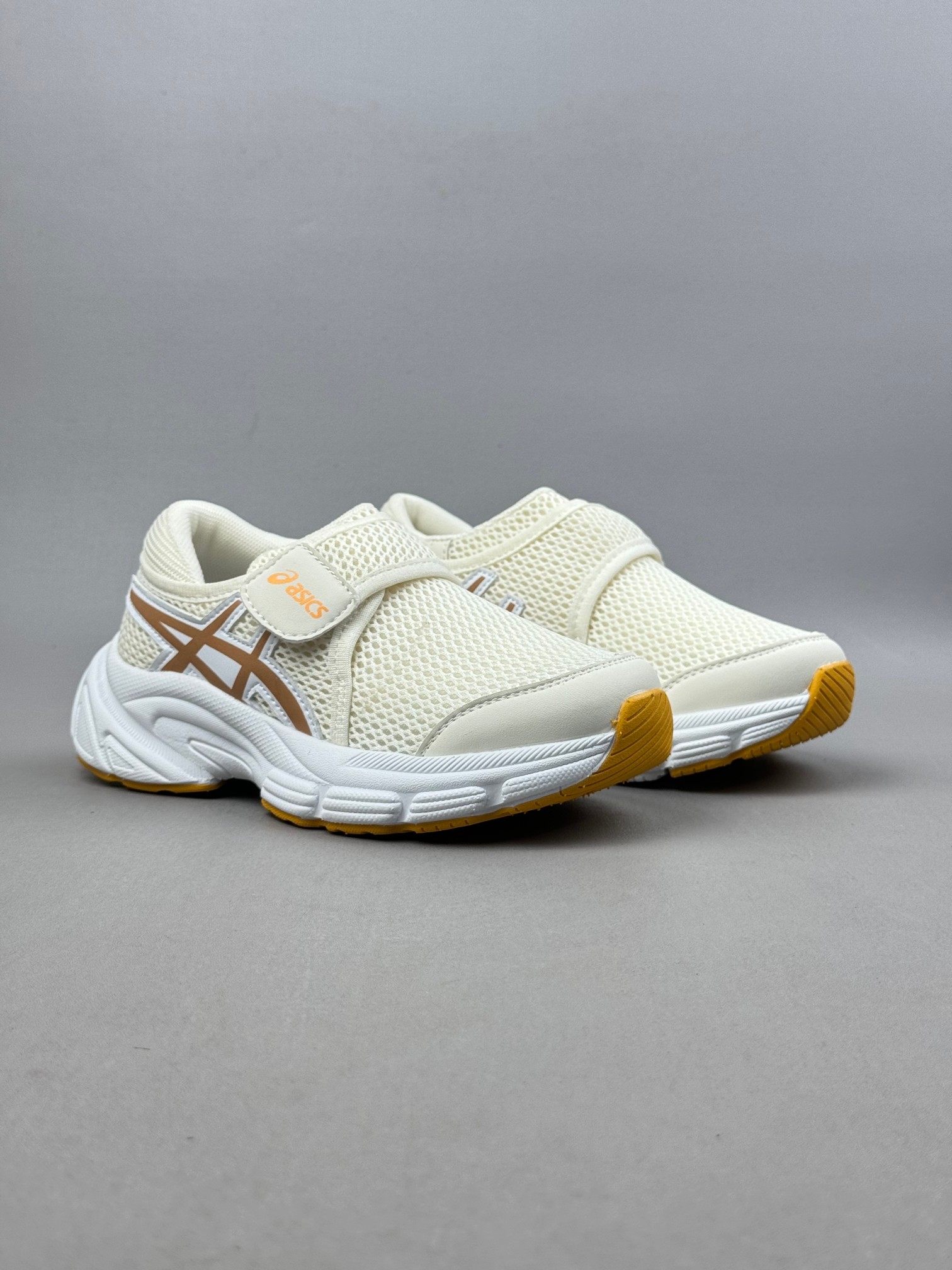 图片[6]-Asics / 亚瑟士运动休闲透气专业跑鞋   #鞋面采用头层皮与网布拼接 透气舒适兼具休闲时尚 结合简明的配色 展现品牌的传承及引领复古流行的主题 虎爪造型的LOGO  #鞋身稳定包裹系统 支撑鞋身 经典宽大鞋型配备防偏移设计提升包裹性 穿着舒适鞋面透气孔设计 提供透气性  尺码：26——35。-选品中心