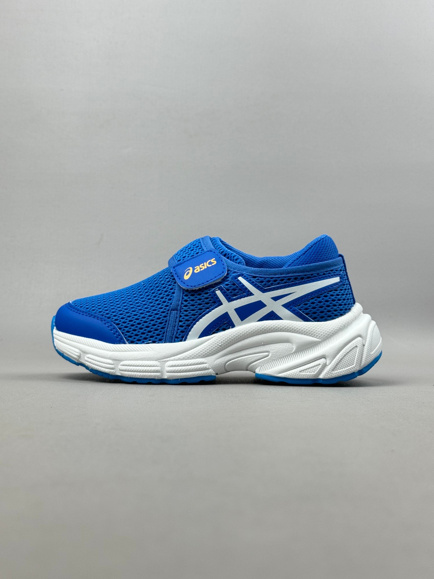 Asics / 亚瑟士运动休闲透气专业跑鞋   #鞋面采用头层皮与网布拼接 透气舒适兼具休闲时尚 结合简明的配色 展现品牌的传承及引领复古流行的主题 虎爪造型的LOGO  #鞋身稳定包裹系统 支撑鞋身 经典宽大鞋型配备防偏移设计提升包裹性 穿着舒适鞋面透气孔设计 提供透气性  尺码：26——35。-选品中心