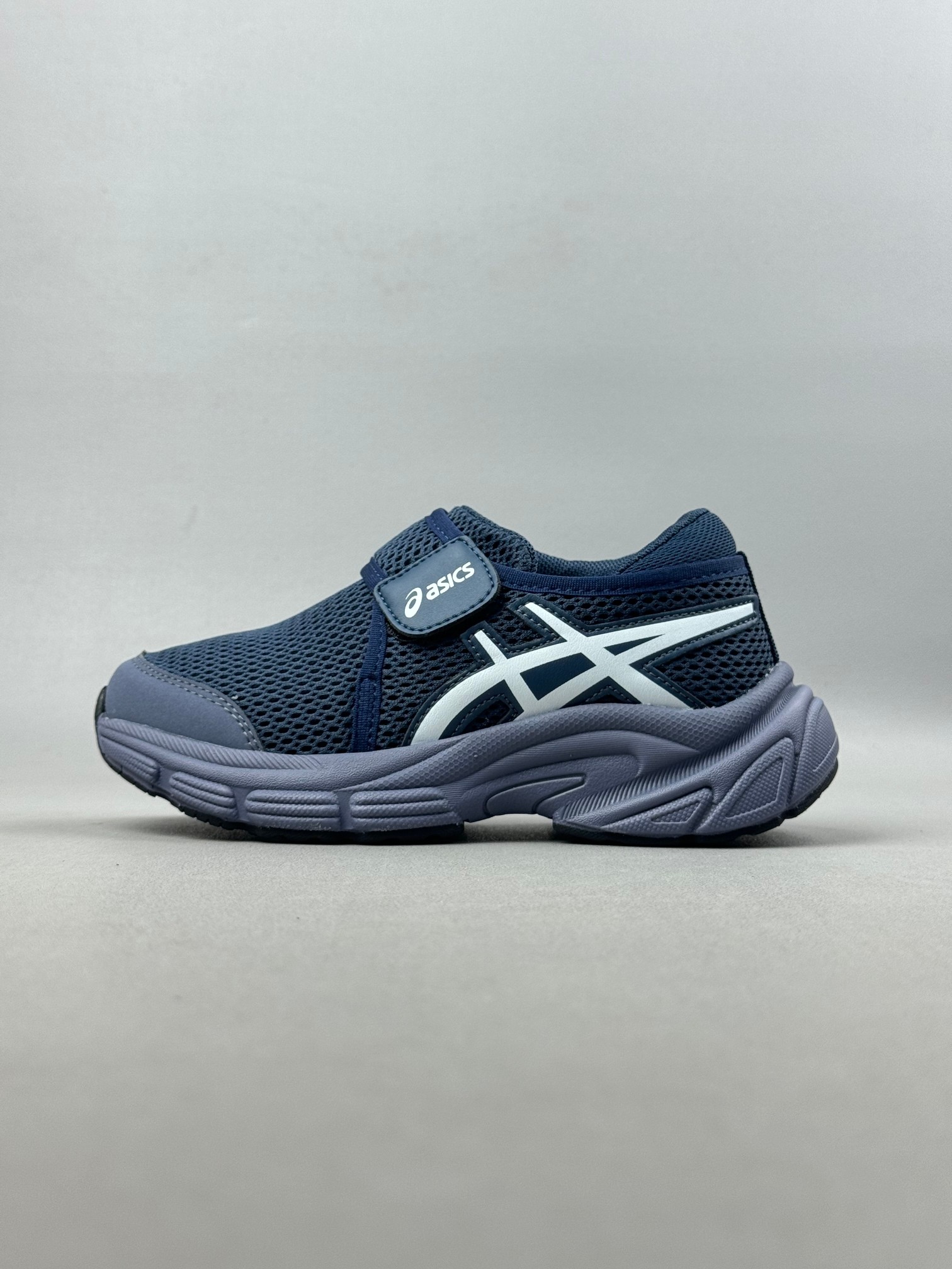 Asics / 亚瑟士运动休闲透气专业跑鞋   #鞋面采用头层皮与网布拼接 透气舒适兼具休闲时尚 结合简明的配色 展现品牌的传承及引领复古流行的主题 虎爪造型的LOGO  #鞋身稳定包裹系统 支撑鞋身 经典宽大鞋型配备防偏移设计提升包裹性 穿着舒适鞋面透气孔设计 提供透气性  尺码:26——35。-选品中心