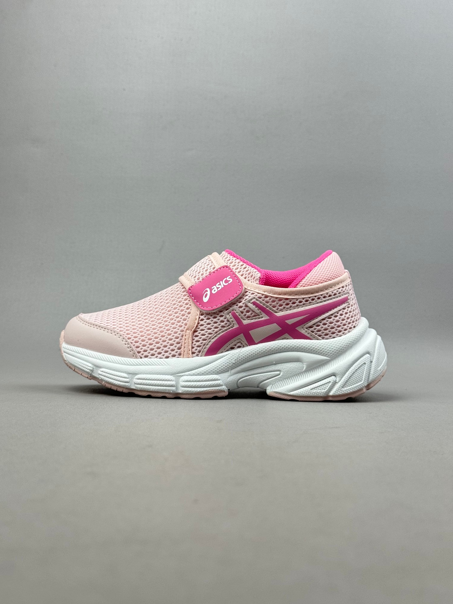 Asics / 亚瑟士运动休闲透气专业跑鞋   #鞋面采用头层皮与网布拼接 透气舒适兼具休闲时尚 结合简明的配色 展现品牌的传承及引领复古流行的主题 虎爪造型的LOGO  #鞋身稳定包裹系统 支撑鞋身 经典宽大鞋型配备防偏移设计提升包裹性 穿着舒适鞋面透气孔设计 提供透气性  尺码:26——35。-选品中心