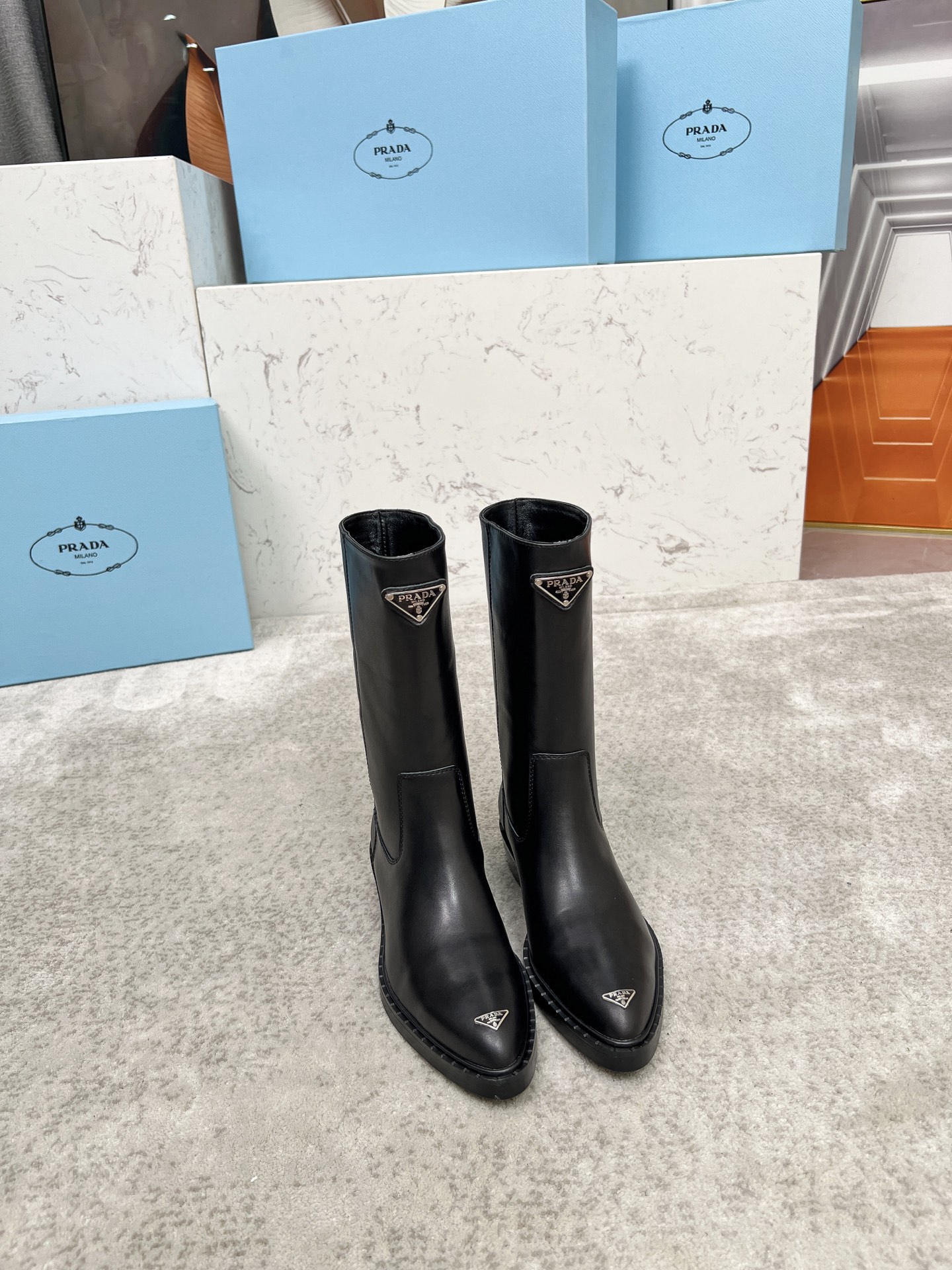 NO:488887,The luxury version of 'PRADA/Prada' classic triangular pointed-toe boots. Prada can be used in important occasions. It is fresh and a little noble feeling. The feet are perfect for the legs to show slim and temperament. This piece is just right to match this shoe. It is elegant, large, crystal clear, and various accessories materials are exclusively customized. It achieves zero distance in the original. The whole series is exciting and combined with unexpected elements, allowing you to briefly appreciate the ever-changing style of Prada girls. Fabric imported edge beads/calfskin/ox-reverse velvet high merceration inner water dyed sheepskin sole Italian original rubber anti-slip sole size 35-40 (customized for 41), boots, prada, prada, boots, cowhide, sheepskin19860909顶奢版本“PRADA/普拉达”经典三角标尖头靴 Prada能在重要场合用得上了,清新风带点小贵气的感觉,上脚非常完美显腿瘦气质这块刚好拿捏,穿搭配上此鞋,优雅大方晶莹透剔,各种配件材质,都是独家一比一定制,做到原版离距零,整个系列都令人兴奋意和外的元素结合,让你略领Prada女孩的百变风格. 面料进口开边珠/小牛皮 /牛反绒高丝光 内里水染羊皮 鞋底意大利原版橡胶防滑底 码数35-40（41定做）,靴子,prada,prada,boots,cowhide,sheepskin,Women's Shoes