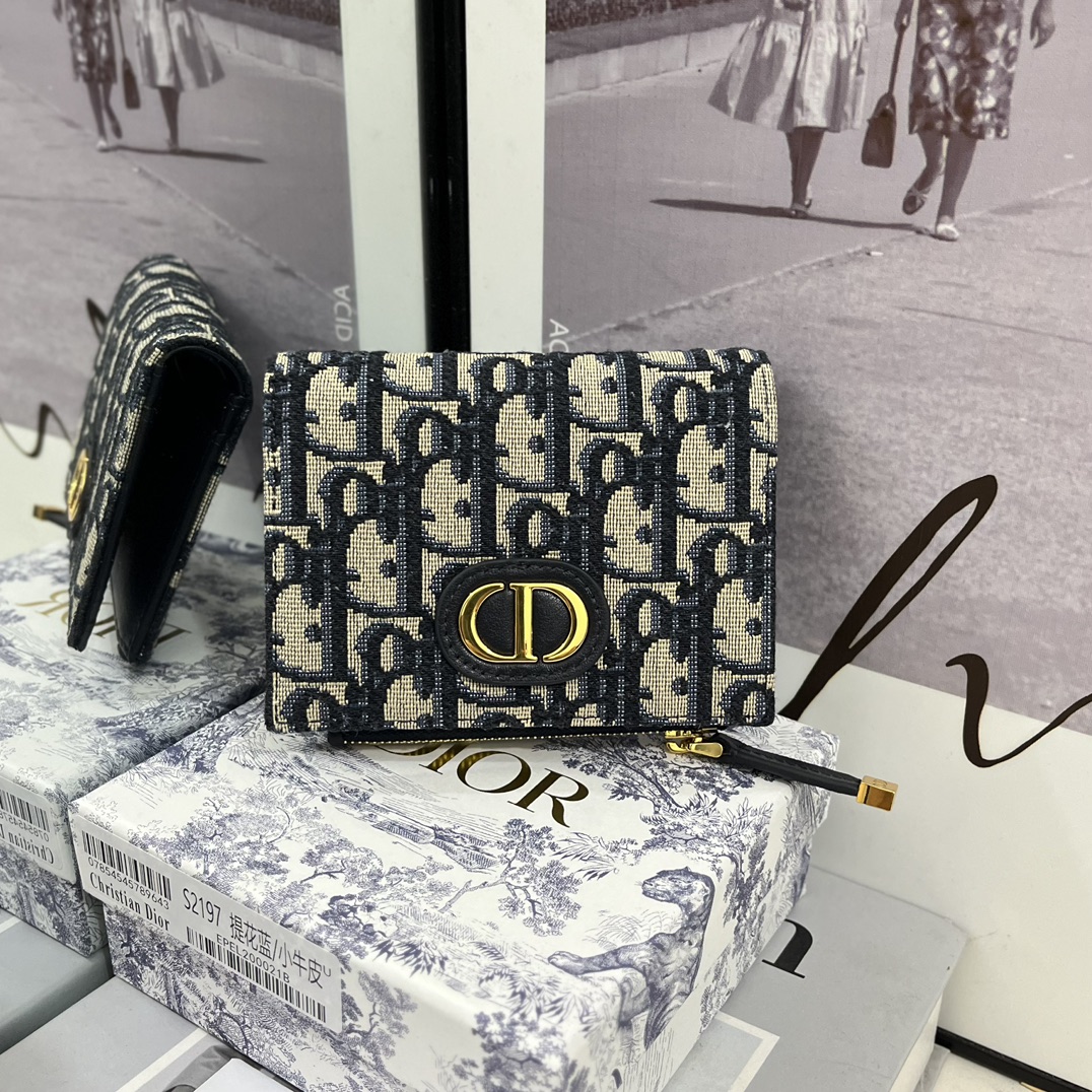 NO:671522,S2197 The new autumn '30 Montaigne' Dalia wallet is an elegant and functional must-have item. It is made of blue 'Dio Blick' jacquard and is decorated with the CD logo on the front. It has 6 card slots and many small pockets, which can be combined into 1. This wallet is most suitable for daily use and can be used with other '30 Montaigne' items. ·Card slots x 6 ·Bill pocket x 1 ·Zipper pocket x 1  ·Size 11.5*9*2cm, Dior wallet, dior, dior, wallets19860909S2197 秋季的新款“30蒙田”达利亚钱包是优雅又有功能的必备单品.使用蓝色的“迪奥布利克”提花,正面装饰了CDlogo.具备了6个卡槽,多数的小型口袋,组合1个,最适合平时使用的这个钱包,和其他的“30蒙田”物品搭配能使用. ·卡槽x6 ·纸币口袋x1 ·拉链口袋×1 ·尺寸11.5*9*2cm,Dior钱包,dior,dior,wallets,欧美剧
