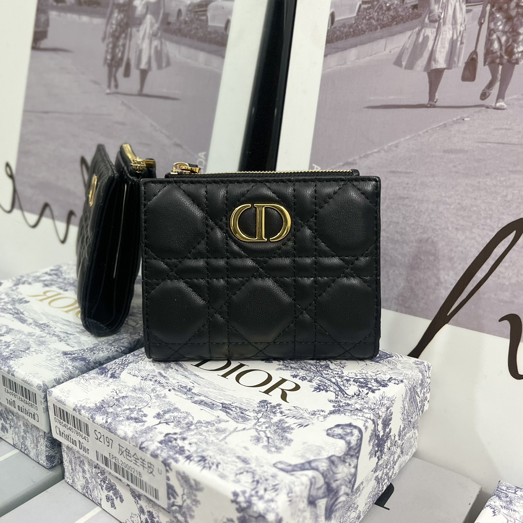 NO:671524,S2197 The new autumn '30 Montaigne' Dalia wallet is an elegant and functional must-have item. It is made of sheepskin and is decorated with the CD logo on the front. It has 6 card slots and many small pockets, which can be combined into 1. This wallet is most suitable for daily use and can be used with other '30 Montaigne' items. · Card slots x 6 · Bill pocket x 1 · Zipper pocket x 1  ·Size 11.5*9*2cm, Dior wallet, dior, wallets, sheepskin19860909S2197 秋季的新款“30蒙田”达利亚钱包是优雅又有功能的必备单品.使用羊皮,正面装饰了CDlogo.具备了6个卡槽,多数的小型口袋,组合1个,最适合平时使用的这个钱包,和其他的“30蒙田”物品搭配能使用. ·卡槽x6 ·纸币口袋x1 ·拉链口袋×1 ·尺寸11.5*9*2cm,Dior钱包,dior,wallets,sheepskin,欧美剧