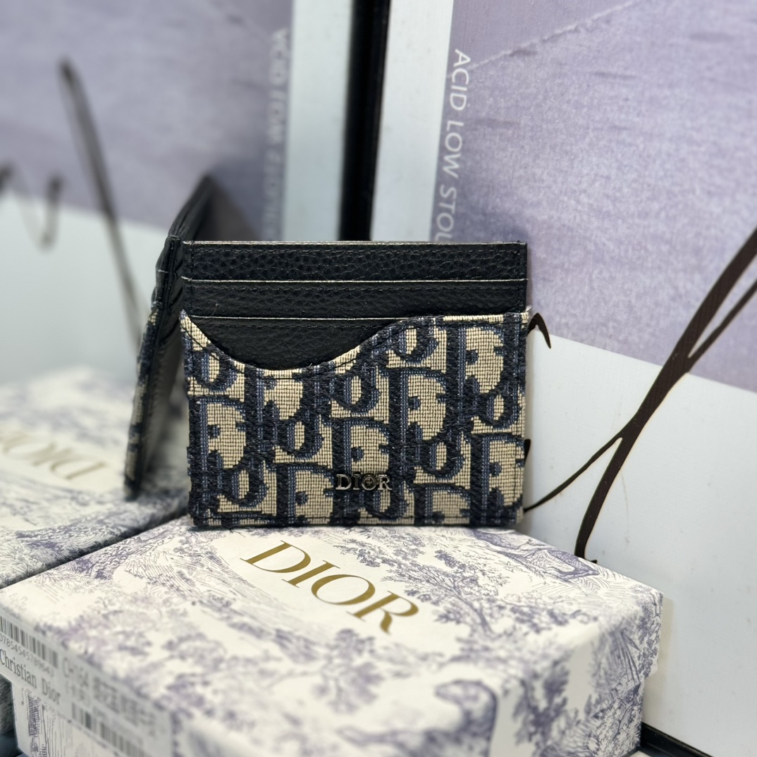 NO:672684,CH164 The Saddle Card Holder is an elegant accessory that showcases Dior's masterful leather marquetry. Crafted from black grained calfskin and beige and black Oblique print fabrics, it highlights the Saddle collection's classic silhouette. It has three card slots on each side and one in the center of the top to store a variety of personal items. Elegant style, with the Dior signature on the front, it can be easily slipped into any pocket. Dimensions 10 x 8 cm (length x height)  Can store bank cards 6 card slots Central card slot Receipt slip pocket Metal-coated brass Dior logo on the front Dior embossed logo on the inside Dust bag included, Dior wallet, dior, wallets, cowhide19860909CH164这款马鞍卡夹是一款高雅的配饰,彰显 Dior 精湛的皮革细工镶嵌工艺.采用黑色粒面牛皮革和米色与黑色 Oblique 印花面料精心制作,突显马鞍系列的经典廓形,两侧各设有三个卡槽,顶部中央设有一个卡槽,可收纳各种个人物品.款式优雅,正面饰以 Dior 标志,可轻松放入各式口袋中. 尺寸10 x 8 厘米（长 x 高） 可收纳银行卡 6 个卡槽 中央卡槽 票据插袋 正面金属覆层黄铜 Dior 标志 内侧饰有 Dior 压花标志 内含防尘袋,Dior钱包,dior,wallets,cowhide,欧美剧