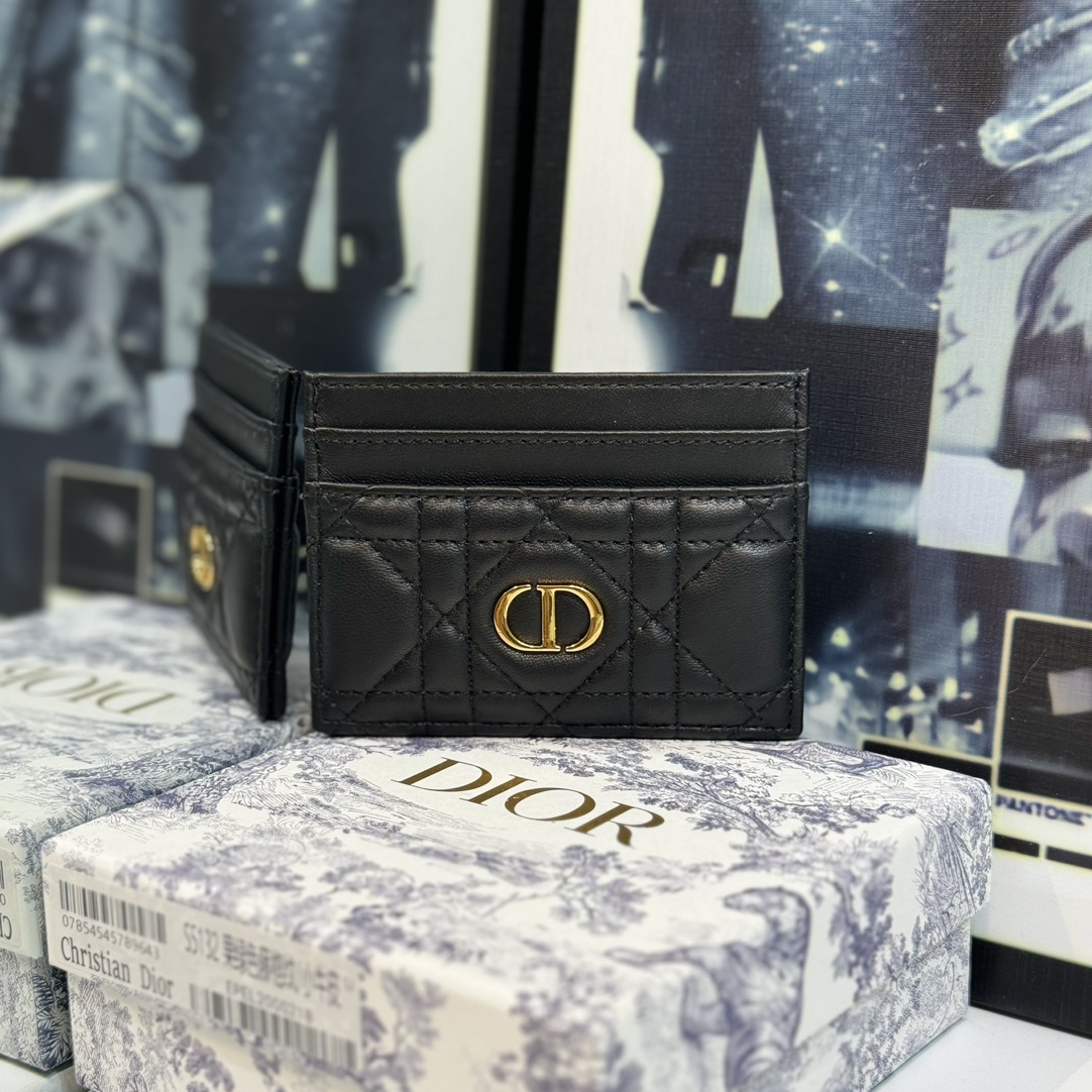 NO:672403,S This Dior Caro Freesia card holder is elegant and practical. Crafted from black sheepskin, decorated with cannage topstitching and embellished with the CD logo on the front. Elegant and sophisticated, it has five card slots, suitable for various occasions, and can be matched with other Dior Caro items. Embellished with CD logo on the front Dimensions: 10.5 x 7.5 x 1 cm (L x H x W) 5 card slots, Dior wallet, dior, wallets, sheepskin19860909S 这款 Dior Caro Freesia 卡夹优雅实用.采用黑色羊皮精心制作,饰以藤格纹缉面线,正面点缀以 CD 标志.高雅精致,设有五个卡槽,适合各种场合,可与其他 Dior Caro 单品搭配. 正面饰以 CD 标志 尺寸10.5 x 7.5 x 1 厘米（长 x 高 x 宽） 5 个卡槽,Dior钱包,dior,wallets,sheepskin,欧美剧