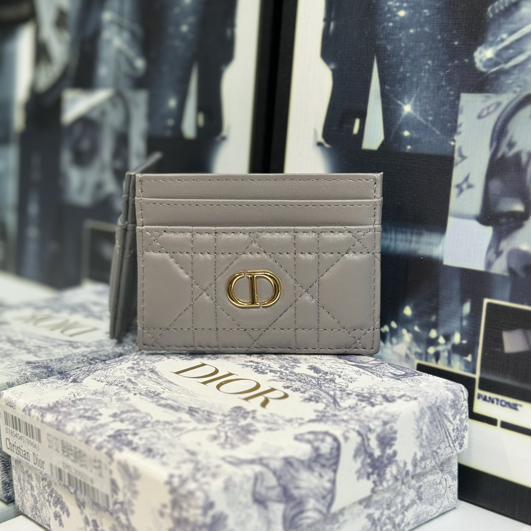 NO:672399,S This Dior Caro Freesia card holder is elegant and practical. Crafted from gray sheepskin, decorated with cannage topstitching and embellished with the CD logo on the front. Elegant and refined, it has five card slots, suitable for various occasions, and can be matched with other Dior Caro items. Embellished with CD logo on the front Dimensions: 10.5 x 7.5 x 1 cm (L x H x W) 5 card slots, Dior wallet, dior, wallets, sheepskin19860909S 这款 Dior Caro Freesia 卡夹优雅实用.采用灰色羊皮精心制作,饰以藤格纹缉面线,正面点缀以 CD 标志.高雅精致,设有五个卡槽,适合各种场合,可与其他 Dior Caro 单品搭配. 正面饰以 CD 标志 尺寸10.5 x 7.5 x 1 厘米（长 x 高 x 宽） 5 个卡槽,Dior钱包,dior,wallets,sheepskin,欧美剧