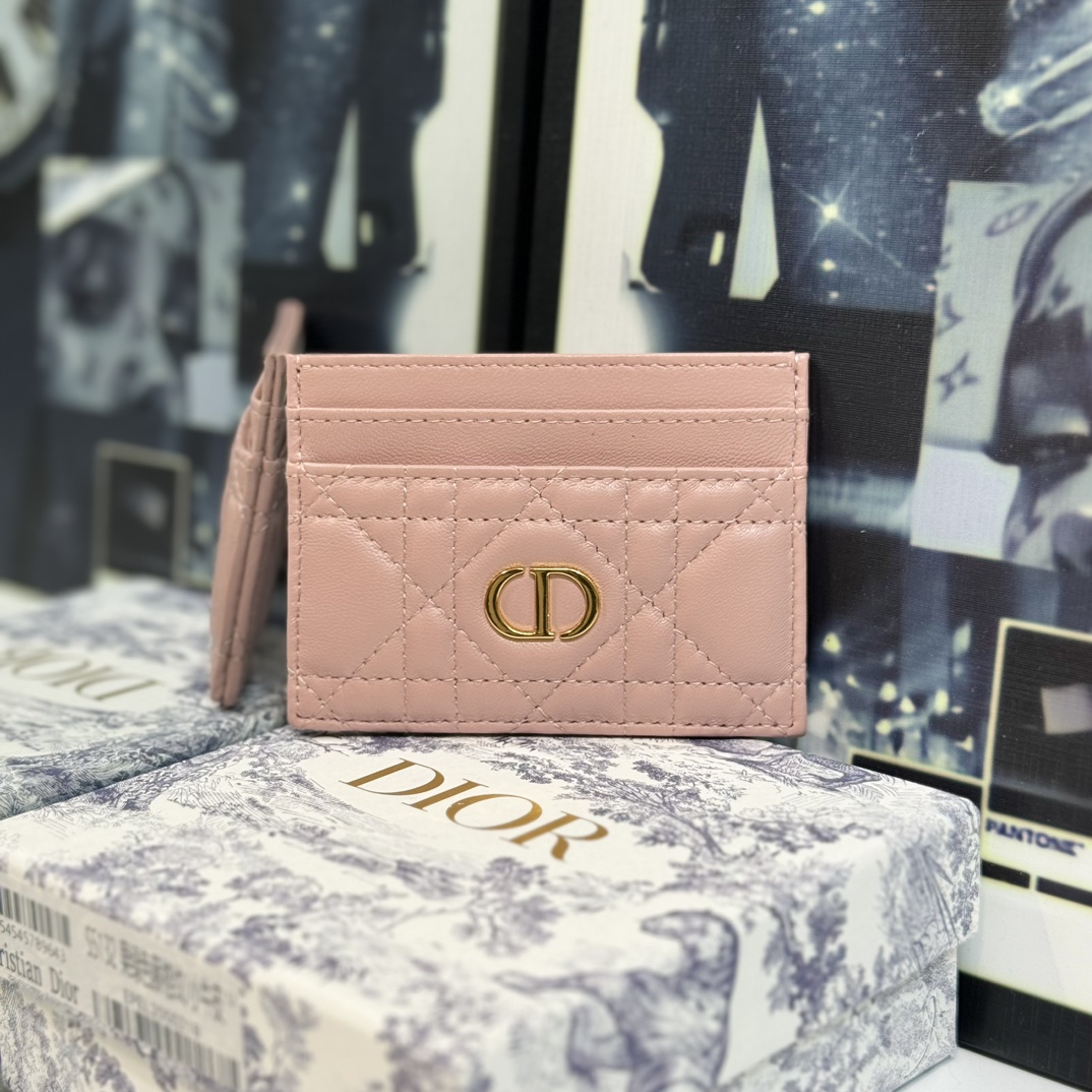 NO:672400,S This Dior Caro Freesia card holder is elegant and practical. Crafted from pink sheepskin, decorated with cannage topstitching and embellished with the CD logo on the front. Elegant and refined, it has five card slots, suitable for various occasions, and can be matched with other Dior Caro items. Embellished with CD logo on the front Dimensions: 10.5 x 7.5 x 1 cm (L x H x W) 5 card slots, Dior wallet, dior, wallets, sheepskin19860909S 这款 Dior Caro Freesia 卡夹优雅实用.采用粉色羊皮精心制作,饰以藤格纹缉面线,正面点缀以 CD 标志.高雅精致,设有五个卡槽,适合各种场合,可与其他 Dior Caro 单品搭配. 正面饰以 CD 标志 尺寸10.5 x 7.5 x 1 厘米（长 x 高 x 宽） 5 个卡槽,Dior钱包,dior,wallets,sheepskin,欧美剧