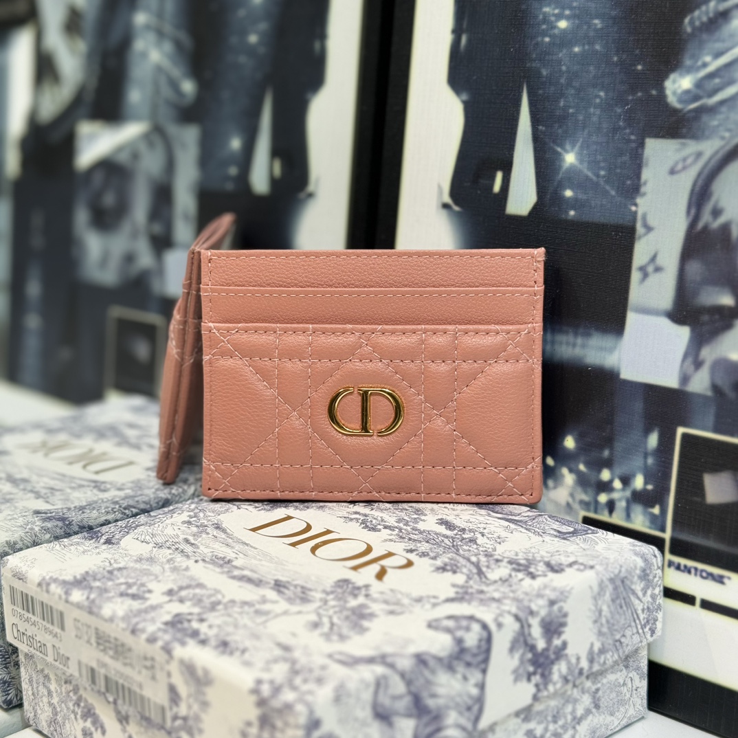 NO:672669,S This Dior Caro Freesia card holder is elegant and practical. Crafted from rose pink soft calf leather with cannage topstitching and embellished with the CD logo on the front. Elegant and refined, it has five card slots and is suitable for various occasions. It can be matched with other Dior Caro items. Embellished with CD logo on the front. Dimensions: 10.5 x 7.5 x 1 cm (L x H x W), Dior wallet, dior, wallets, cowhide19860909S 这款 Dior Caro Freesia 卡夹优雅实用.采用玫瑰粉色柔软牛皮革精心制作,饰以藤格纹缉面线,正面点缀以 CD 标志.高雅精致,设有五个卡槽,适合各种场合,可与其他 Dior Caro 单品搭配. 正面饰以 CD 标志 尺寸10.5 x 7.5 x 1 厘米（长 x 高 x 宽）,Dior钱包,dior,wallets,cowhide,欧美剧