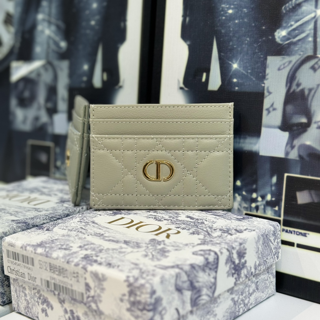 NO:672336,S This Dior Caro Freesia card holder is elegant and practical. Crafted from European gray soft cowhide, decorated with cannage topstitching and embellished with the CD logo on the front. Elegant and refined, it has five card slots, suitable for various occasions, and can be matched with other Dior Caro items. Decorated with the CD logo on the front. Dimensions: 10.5 x 7.5 x 1 cm (length x height x width), Dior wallet, dior, wallets, cowhide19860909S 这款 Dior Caro Freesia 卡夹优雅实用.采用欧灰色柔软牛皮革精心制作,饰以藤格纹缉面线,正面点缀以 CD 标志.高雅精致,设有五个卡槽,适合各种场合,可与其他 Dior Caro 单品搭配. 正面饰以 CD 标志. 尺寸10.5 x 7.5 x 1 厘米（长 x 高 x 宽）,Dior钱包,dior,wallets,cowhide,欧美剧