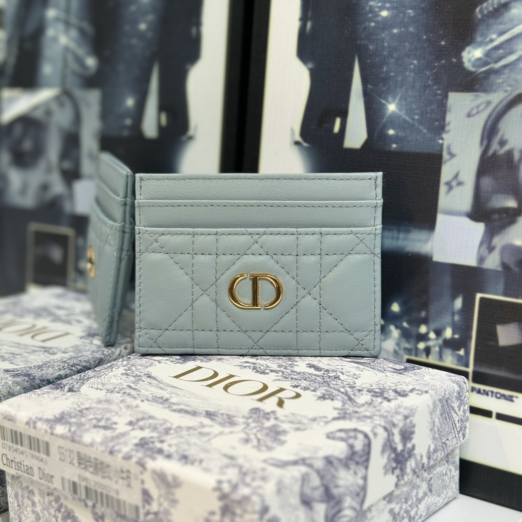 NO:672668,S This Dior Caro Freesia card holder is elegant and practical. Crafted from matte blue soft calfskin, decorated with cannage topstitching and embellished with the CD logo on the front. Elegant and refined, it has five card slots, suitable for various occasions, and can be matched with other Dior Caro items. Embellished with CD logo on the front. Dimensions: 10.5 x 7.5 x 1 cm (length x height x width), Dior wallet, dior, wallets, cowhide19860909S 这款 Dior Caro Freesia 卡夹优雅实用.采用雾蓝柔软牛皮革精心制作,饰以藤格纹缉面线,正面点缀以 CD 标志.高雅精致,设有五个卡槽,适合各种场合,可与其他 Dior Caro 单品搭配. 正面饰以 CD 标志. 尺寸10.5 x 7.5 x 1 厘米（长 x 高 x 宽）,Dior钱包,dior,wallets,cowhide,欧美剧