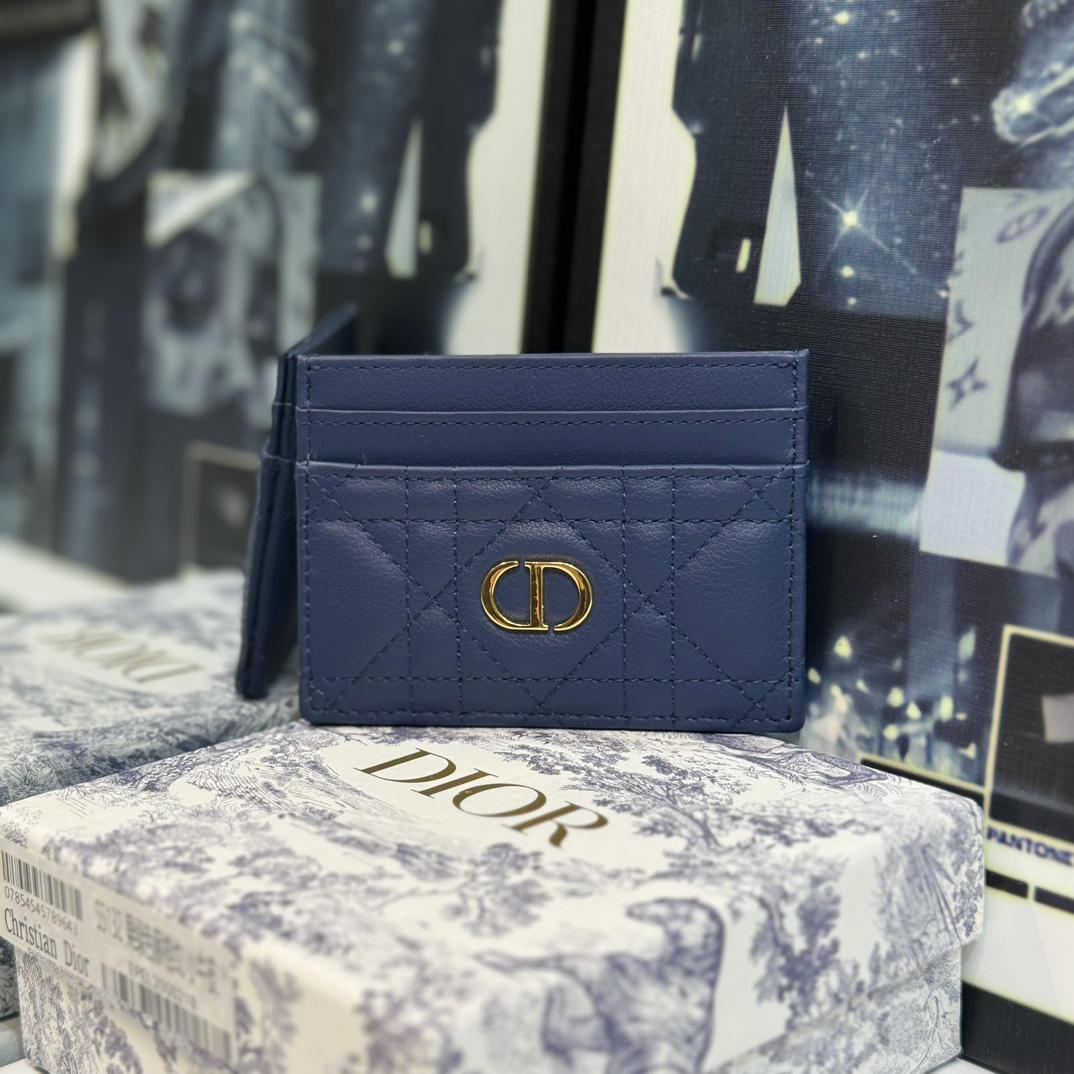 NO:671549,S This Dior Caro Freesia card holder is elegant and practical. Crafted from soft sapphire blue calfskin, decorated with cannage topstitching and embellished with the CD logo on the front. Elegant and refined, it has five card slots, suitable for various occasions, and can be matched with other Dior Caro items. Embellished with CD logo on the front Dimensions: 10.5 x 7.5 x 1 cm (length x height x width), Dior wallet, dior, wallets, cowhide19860909S 这款 Dior Caro Freesia 卡夹优雅实用.采用宝蓝柔软牛皮革精心制作,饰以藤格纹缉面线,正面点缀以 CD 标志.高雅精致,设有五个卡槽,适合各种场合,可与其他 Dior Caro 单品搭配. 正面饰以 CD 标志 尺寸10.5 x 7.5 x 1 厘米（长 x 高 x 宽）,Dior钱包,dior,wallets,cowhide,欧美剧