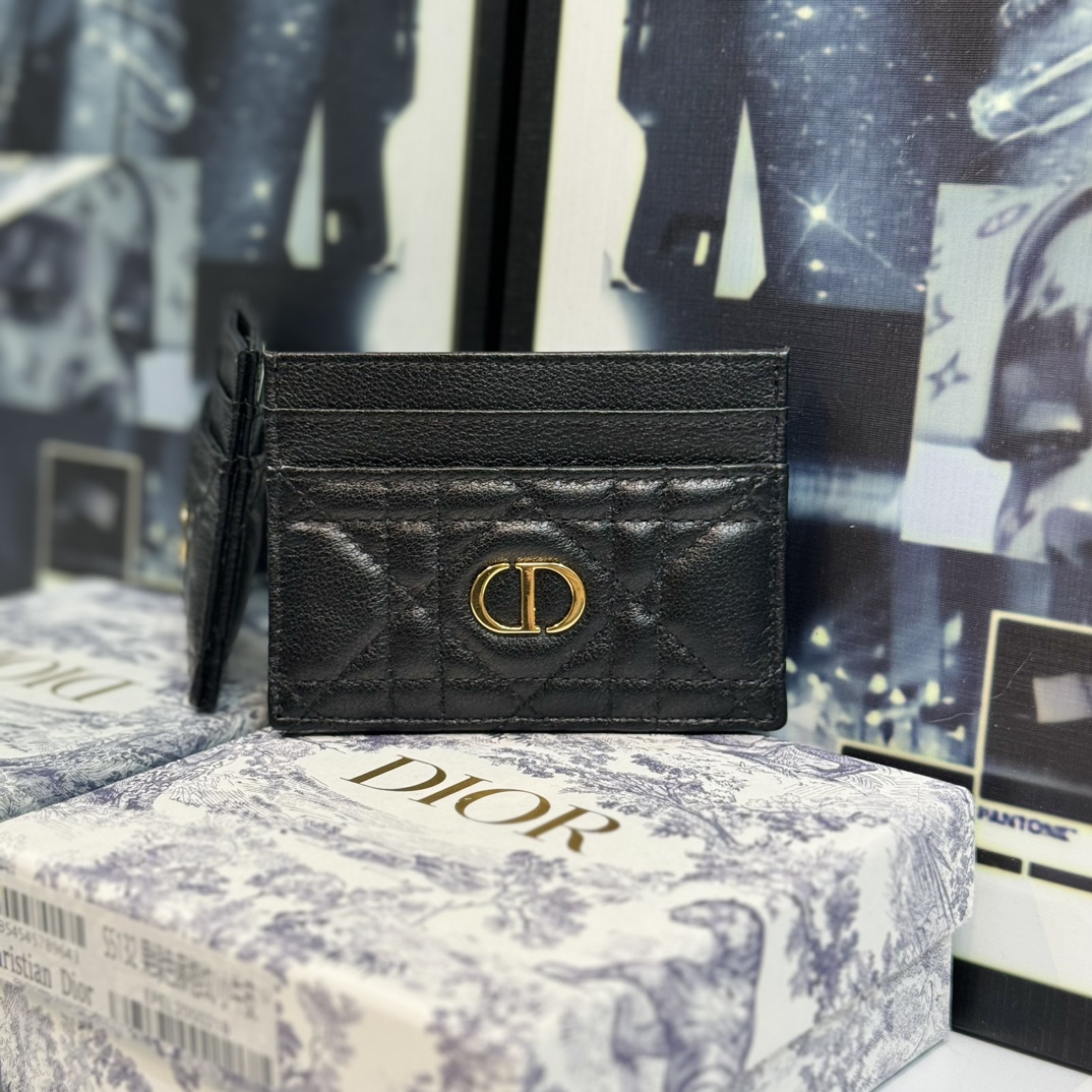 NO:672338,S This Dior Caro Freesia card holder is elegant and practical. Crafted from soft black cowhide with cannage topstitching and embellished with the CD logo on the front. Elegant and sophisticated, it has five card slots, suitable for various occasions and can be matched with other Dior Caro items. Embellished with CD logo on the front Dimensions: 10.5 x 7.5 x 1 cm (L x H x W) 5 card slots, Dior wallet, dior, wallets, cowhide19860909S 这款 Dior Caro Freesia 卡夹优雅实用.采用黑色柔软牛皮革精心制作,饰以藤格纹缉面线,正面点缀以 CD 标志.高雅精致,设有五个卡槽,适合各种场合,可与其他 Dior Caro 单品搭配. 正面饰以 CD 标志 尺寸10.5 x 7.5 x 1 厘米（长 x 高 x 宽） 5 个卡槽,Dior钱包,dior,wallets,cowhide,欧美剧