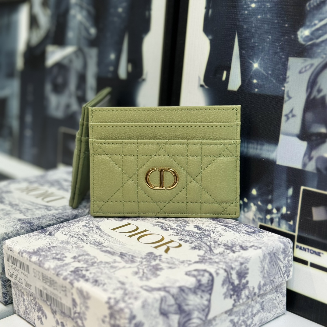 NO:672671,S This Dior Caro Freesia card holder is elegant and practical. Crafted from soft avocado green cowhide with cannage topstitching and embellished with the CD logo on the front. Elegant and sophisticated, it has five card slots and is suitable for various occasions. It can be matched with other Dior Caro items. Embellished with CD logo on the front. Dimensions: 10.5 x 7.5 x 1 cm (L x H x W), Dior wallet, dior, wallets, cowhide19860909S 这款 Dior Caro Freesia 卡夹优雅实用.采用牛油果绿柔软牛皮革精心制作,饰以藤格纹缉面线,正面点缀以 CD 标志.高雅精致,设有五个卡槽,适合各种场合,可与其他 Dior Caro 单品搭配. 正面饰以 CD 标志 尺寸10.5 x 7.5 x 1 厘米（长 x 高 x 宽）,Dior钱包,dior,wallets,cowhide,欧美剧
