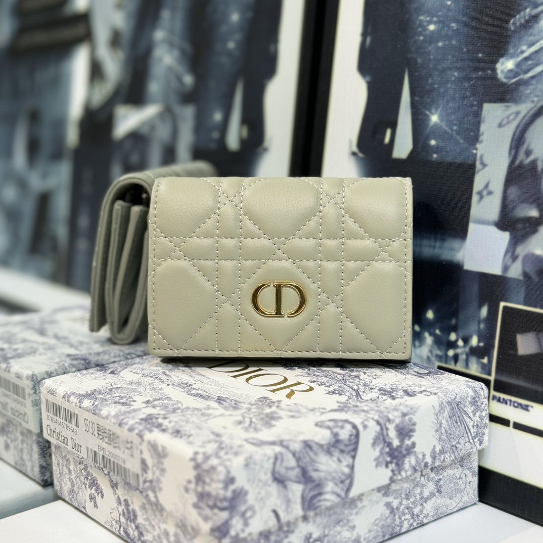 NO:671570,S5132 This 30 Montaigne Glycine wallet is compact, practical and unique. It is made of European gray soft cow leather and decorated with cannage topstitching. It is a new interpretation of Dior's classic pattern and is embellished with the CD logo on the front. It is elegant and refined, can store a variety of daily necessities, suitable for various occasions, and can be matched with other 30 Montaigne items. Dimensions 11 x 7.5 x 2.5 cm (length x height x width)  CD logo on the front 2 card slots 1 zipped compartment 1 spacious interior compartment,Dior wallet,dior,wallets,cowhide19860909S5132 这款 30 Montaigne Glycine 钱包精巧实用,别具一格.采用欧灰色柔软牛皮革精心制作,饰以藤格纹缉面线.全新演绎 Dior 经典图案,正面点缀以 CD 标志.高雅精致,可收纳各种日常用品,适合各种场合,可与其他 30 Montaigne 单品搭配. 尺寸11 x 7.5 x 2.5 厘米（长 x 高 x 宽） 正面饰以 CD 标志 2 个卡槽 1 个拉链隔层 1 个宽敞的内部隔层,Dior钱包,dior,wallets,cowhide,欧美剧