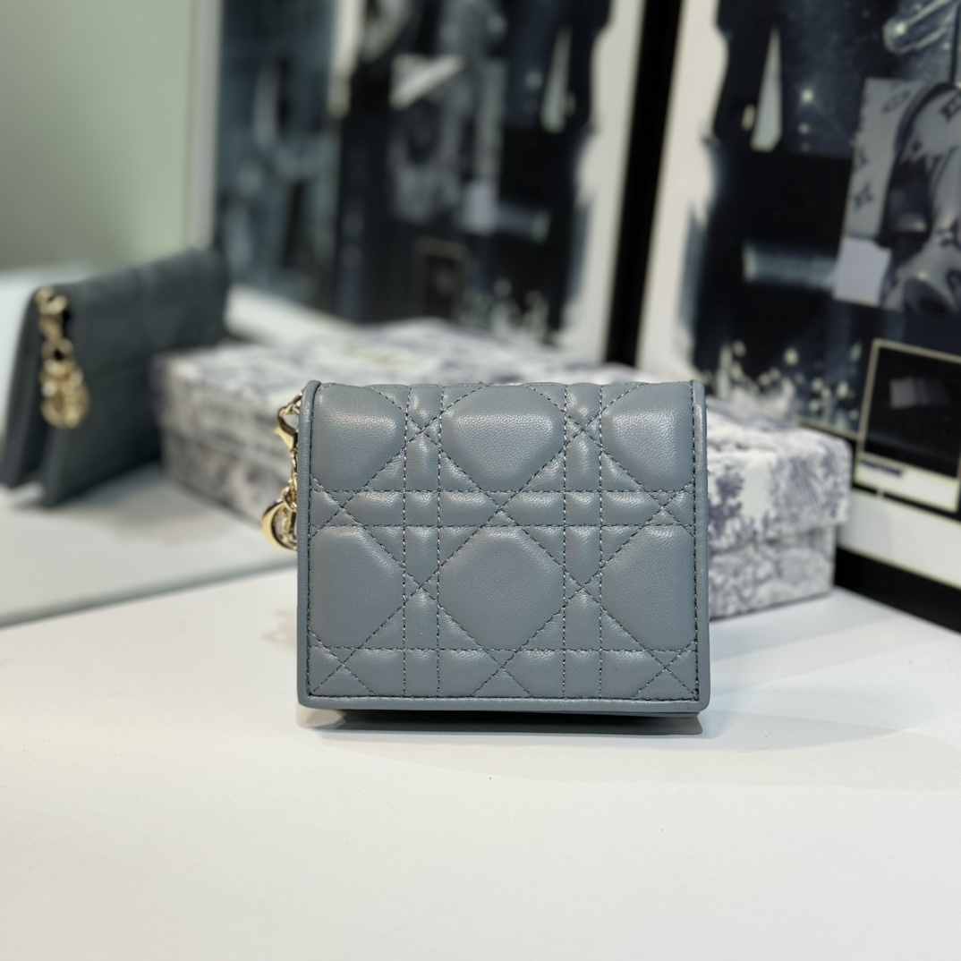NO:672677,SThis mini Lady Dior wallet is sophisticated in design and spacious. The haze blue sheep leather is decorated with cannage topstitching and 'D.I.O.R.' charm, creating a fashionable and classic look. It can store a variety of daily necessities and can be easily matched with other items in the Lady Dior collection to create a matching look. · 'D.I.O.R.' charm · 4 card slots · 2 patch pockets · 1 cash compartment · 1 zip pocket · Size 11  x 8.5 x 3 cm,Dior wallet,dior,wallets,sheepskin19860909S这款迷你 Lady Dior 钱包设计精巧,空间宽敞.雾霾蓝羊皮革饰以藤格纹缉面线和“D.I.O.R.”吊饰,打造时尚经典的造型.可收纳各种日常用品,可轻松搭配 Lady Dior 系列的其他单品,打造配套的造型. ·“D.I.O.R.”吊饰 ·4 个卡槽 ·2 个贴袋 ·1 个现金隔层 ·1 个拉链口袋 ·尺寸11 x 8.5 x 3 厘米,Dior钱包,dior,wallets,sheepskin,欧美剧