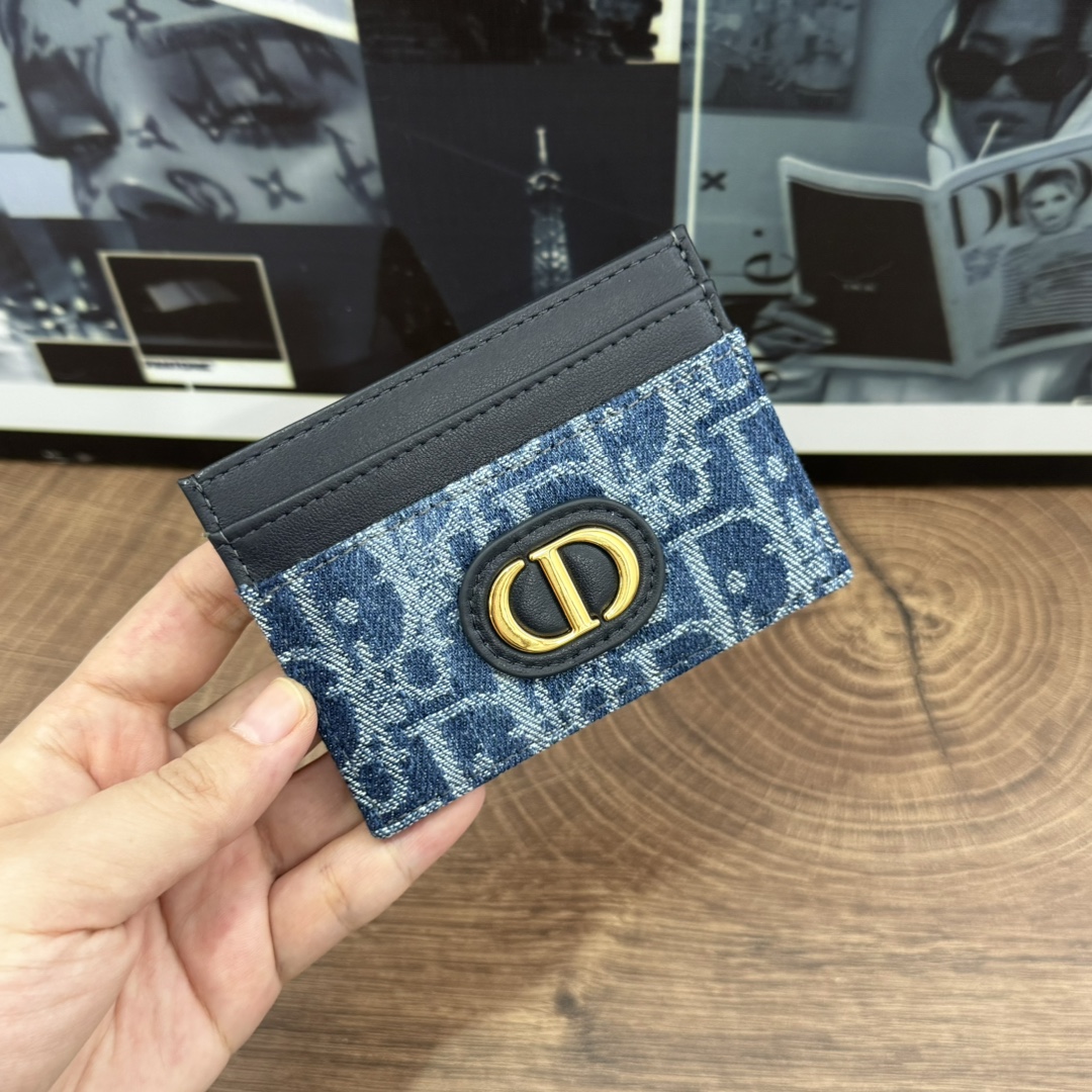 S2152 Esta tarjetera 30 Montaigne es elegante y práctica. Confeccionada en tejido jacquard Dior Oblique de denim azul, …