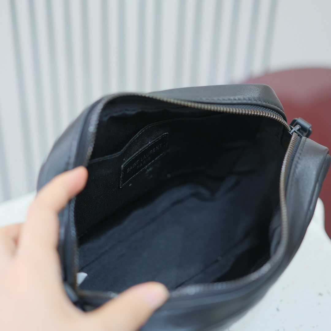 货号 50733黑扣
尺寸 23.0  16.0  6.0 CM
真皮相机包MONOGRAM SAINT