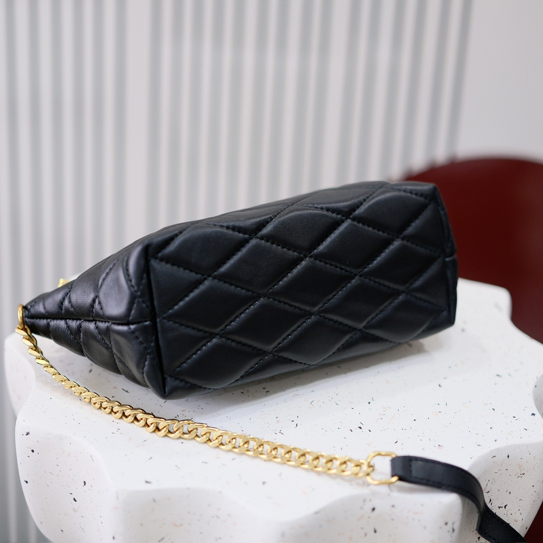 尺寸：27x12x10cm 
编码：8228
Y*L圣罗兰新款小羊皮腋下包，柔软细腻的小羊皮绗缝工艺，包