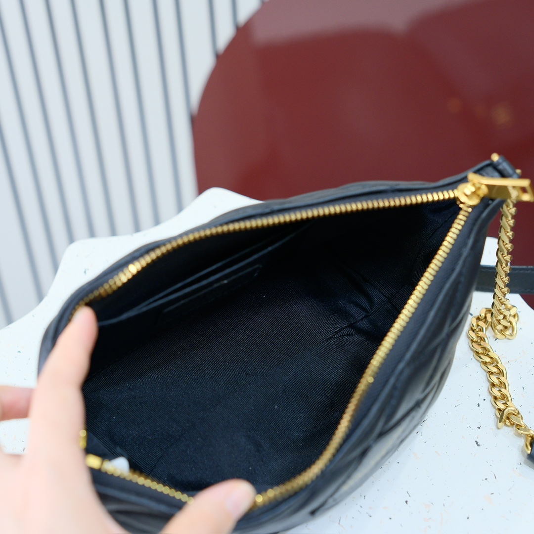 尺寸：27x12x10cm 
编码：8228
Y*L圣罗兰新款小羊皮腋下包，柔软细腻的小羊皮绗缝工艺，包