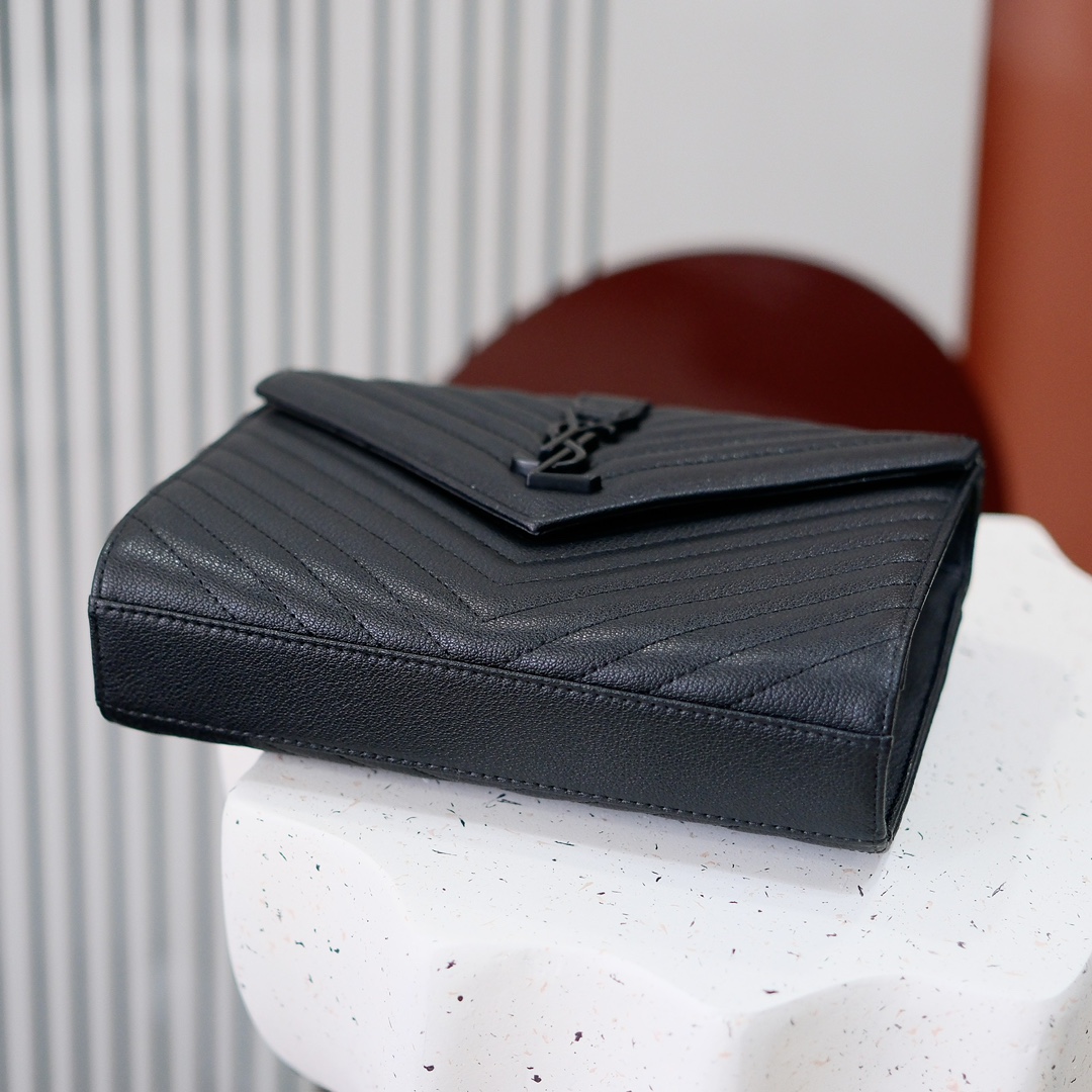 小号款号26599 
装饰互扣式金属Y*L标志 五金完美无暇 进口牛皮 手感超赞 细节精湛手工精致 单肩