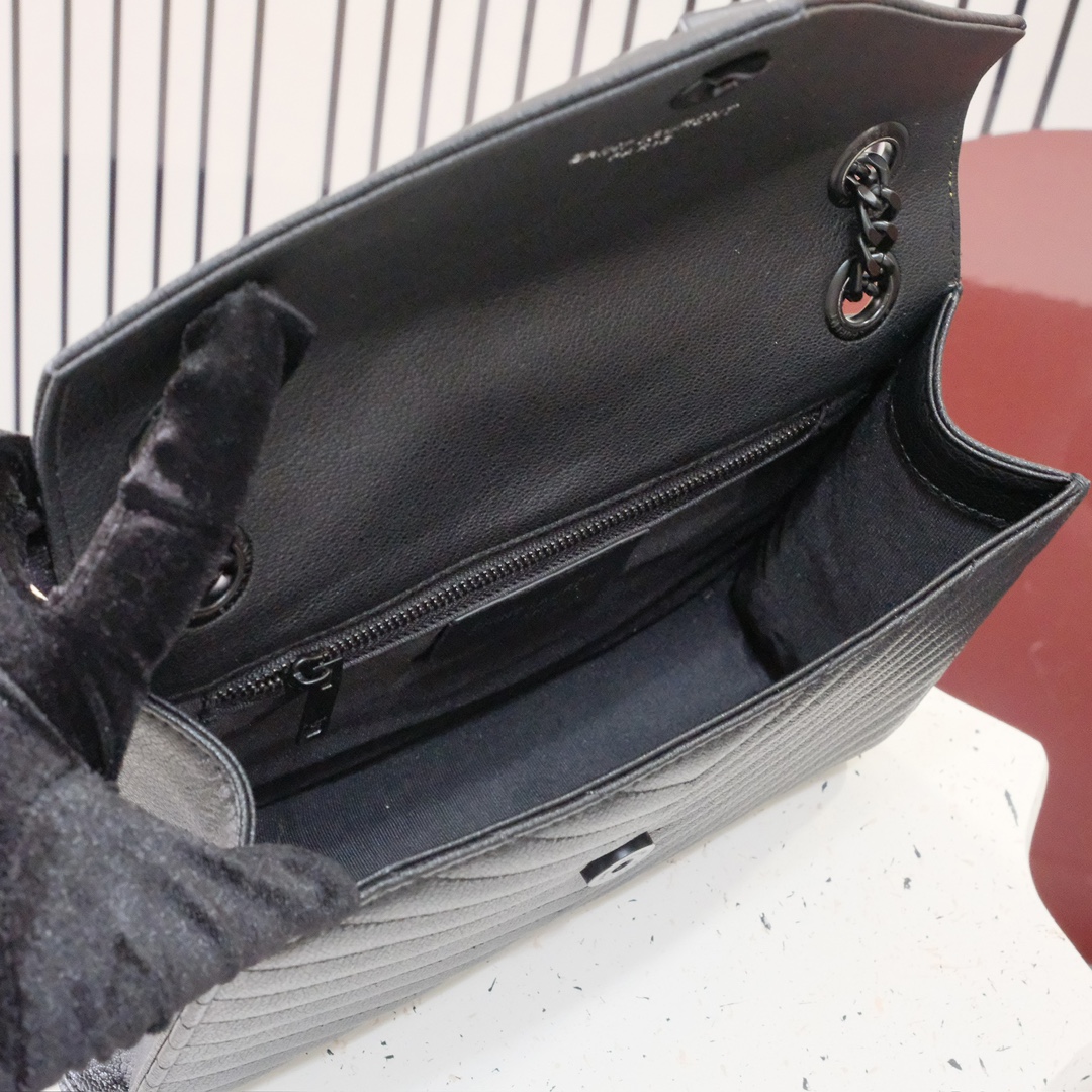 小号款号26599 
装饰互扣式金属Y*L标志 五金完美无暇 进口牛皮 手感超赞 细节精湛手工精致 单肩