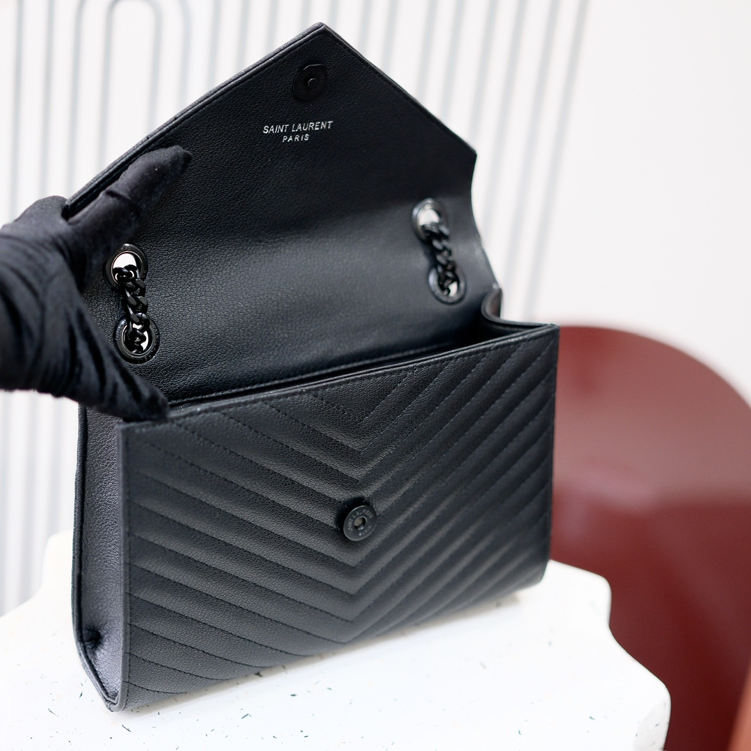 小号款号26599 
装饰互扣式金属Y*L标志 五金完美无暇 进口牛皮 手感超赞 细节精湛手工精致 单肩