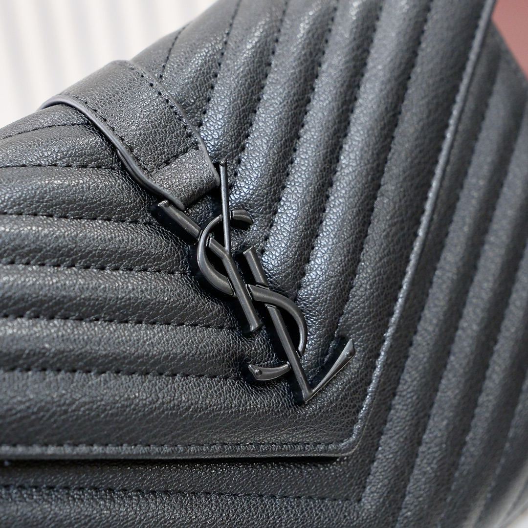 小号款号26599 
装饰互扣式金属Y*L标志 五金完美无暇 进口牛皮 手感超赞 细节精湛手工精致 单肩