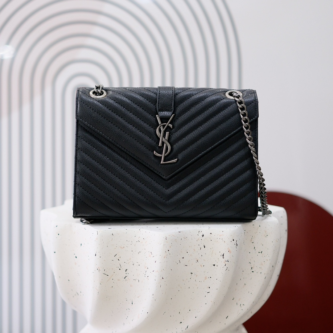 小号款号26599 
装饰互扣式金属Y*L标志 五金完美无暇 进口牛皮 手感超赞 细节精湛手工精致 单肩