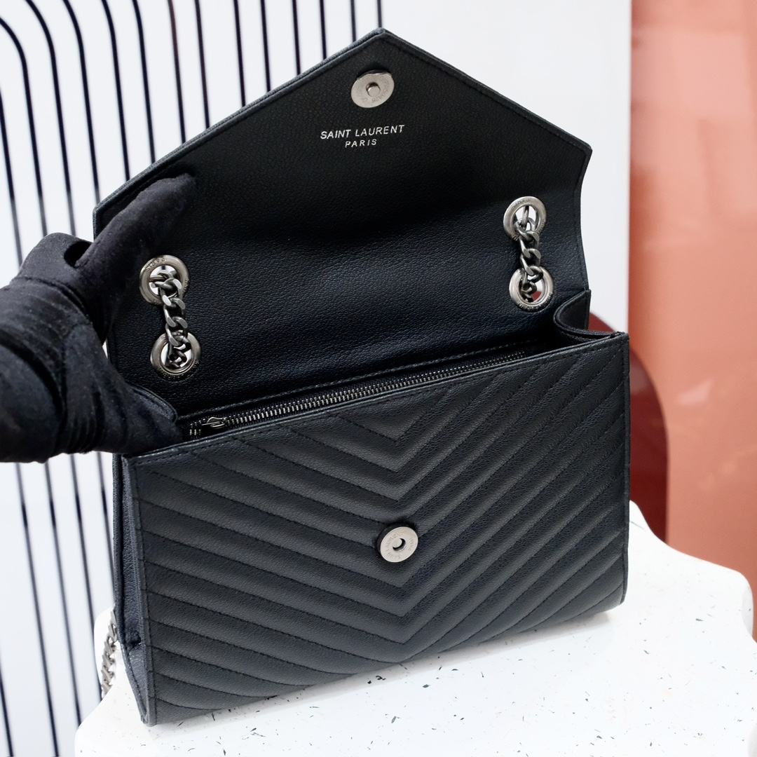 小号款号26599 
装饰互扣式金属Y*L标志 五金完美无暇 进口牛皮 手感超赞 细节精湛手工精致 单肩