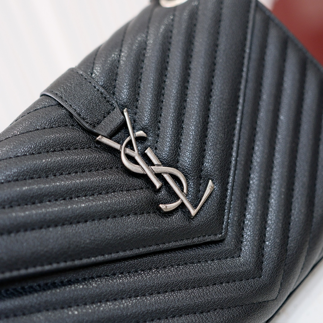 小号款号26599 
装饰互扣式金属Y*L标志 五金完美无暇 进口牛皮 手感超赞 细节精湛手工精致 单肩