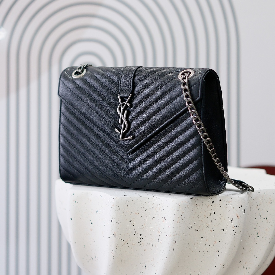 小号款号26599 
装饰互扣式金属Y*L标志 五金完美无暇 进口牛皮 手感超赞 细节精湛手工精致 单肩