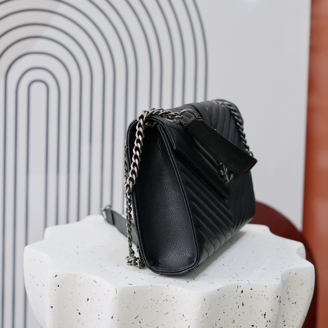 小号款号26599 
装饰互扣式金属Y*L标志 五金完美无暇 进口牛皮 手感超赞 细节精湛手工精致 单肩