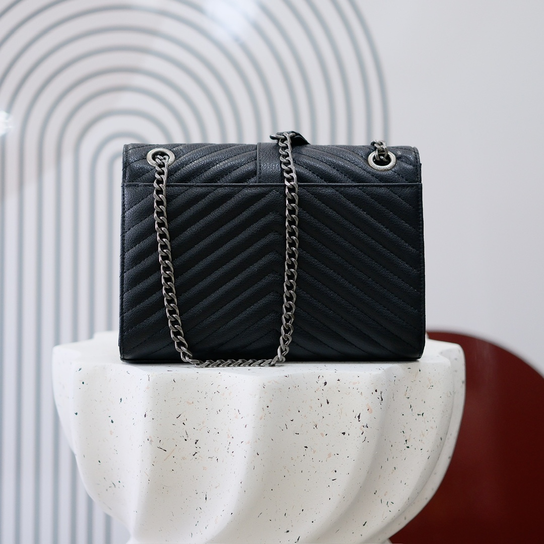 小号款号26599 
装饰互扣式金属Y*L标志 五金完美无暇 进口牛皮 手感超赞 细节精湛手工精致 单肩