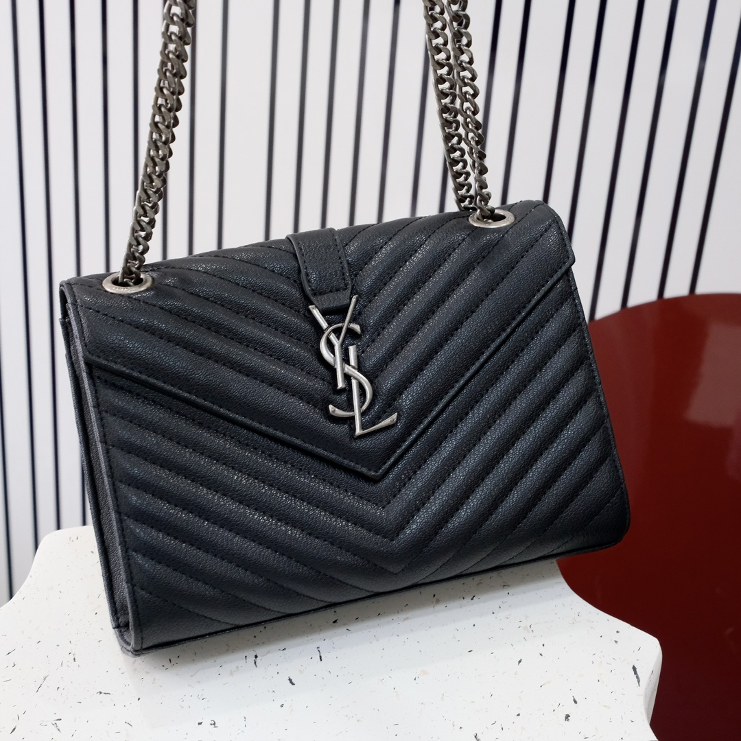 小号款号26599 
装饰互扣式金属Y*L标志 五金完美无暇 进口牛皮 手感超赞 细节精湛手工精致 单肩