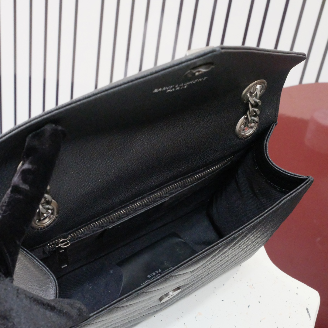 小号款号26599 
装饰互扣式金属Y*L标志 五金完美无暇 进口牛皮 手感超赞 细节精湛手工精致 单肩